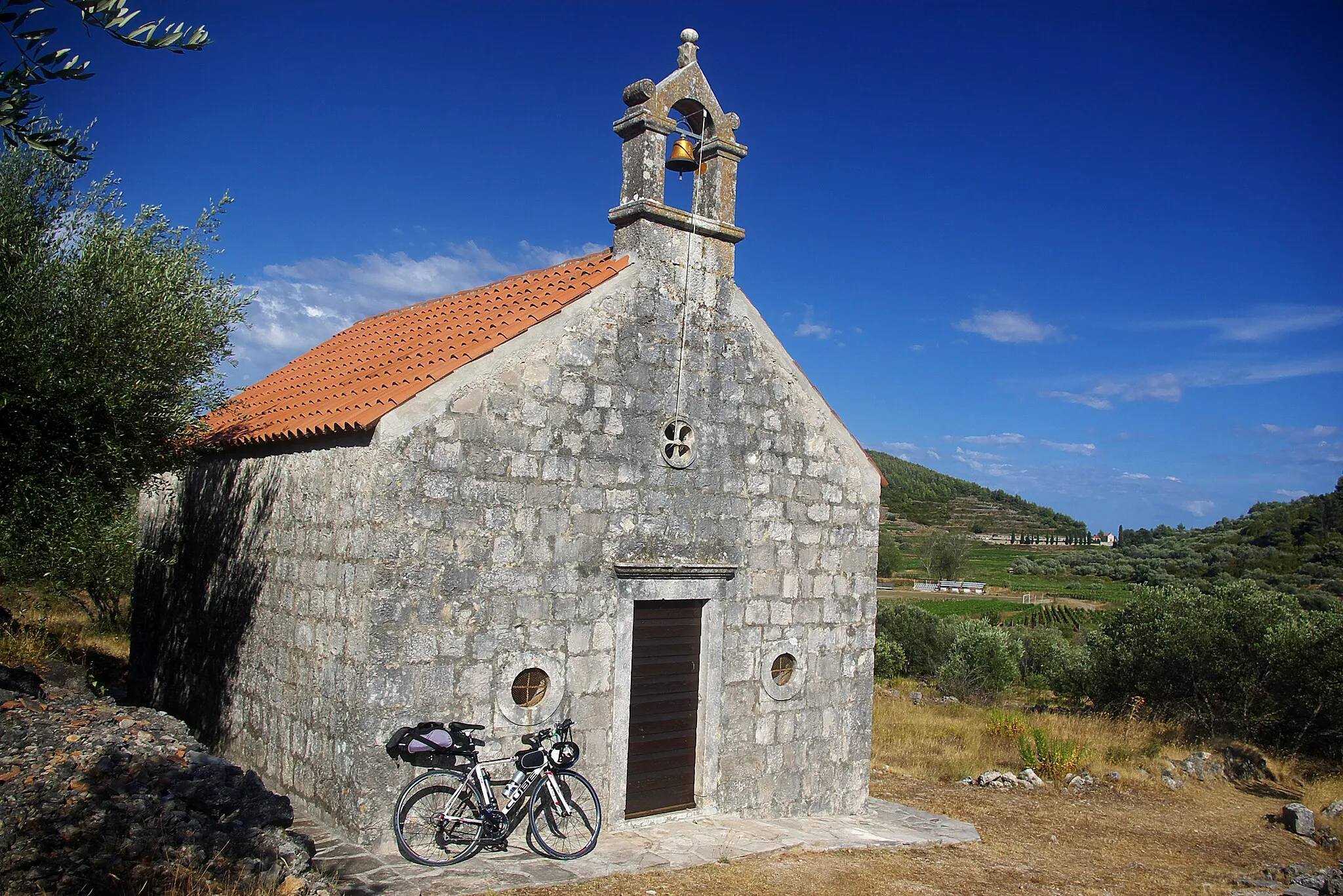 Photo showing: St. Peter's Church at the south bottom of Sitnica Hill above the path Blato-Smokvica, island Korčula, Croatia