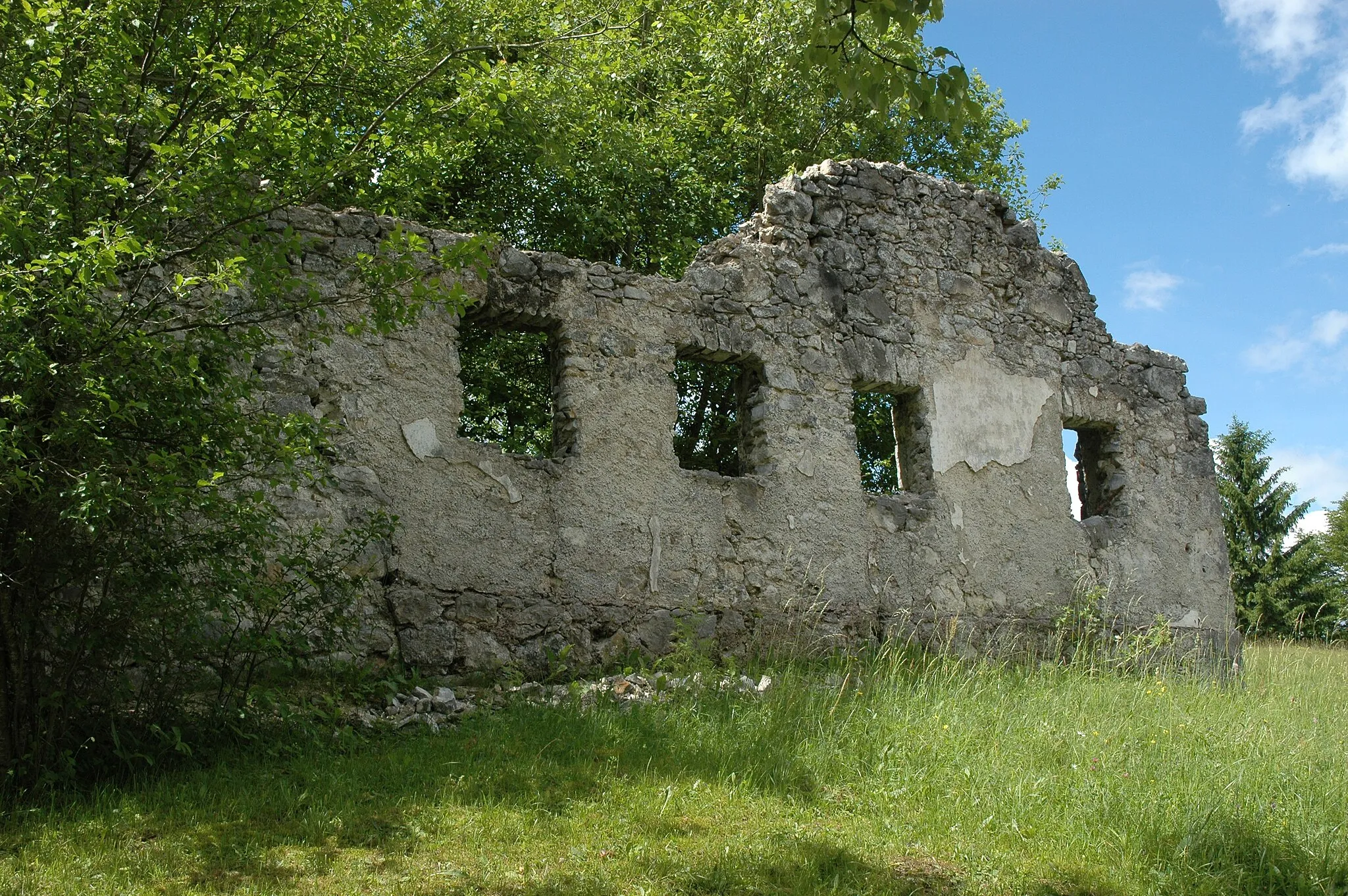 Photo showing: Ruins of one of the oldest houses in Babno Polje, Slovenia