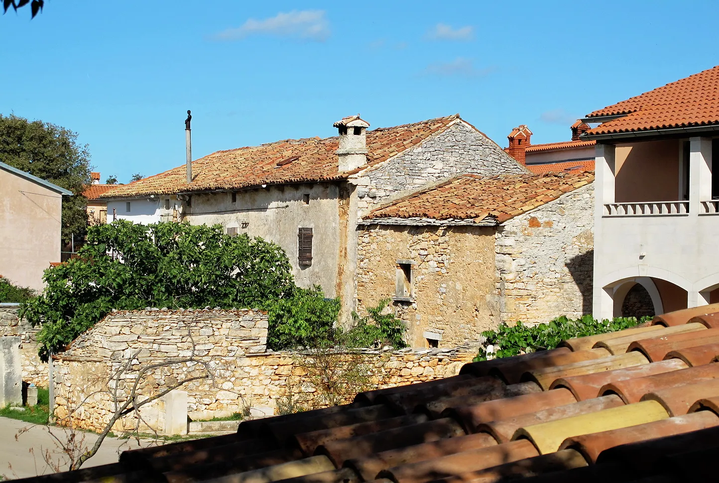 Photo showing: An old stone house in the village of Muntic, in Istria.