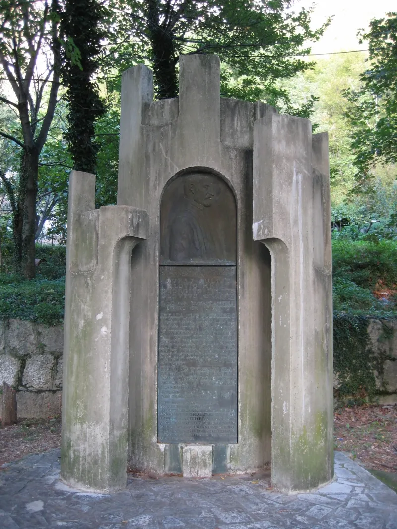Photo showing: Spomenik Juliju Klovicu, Grižane, Croatia