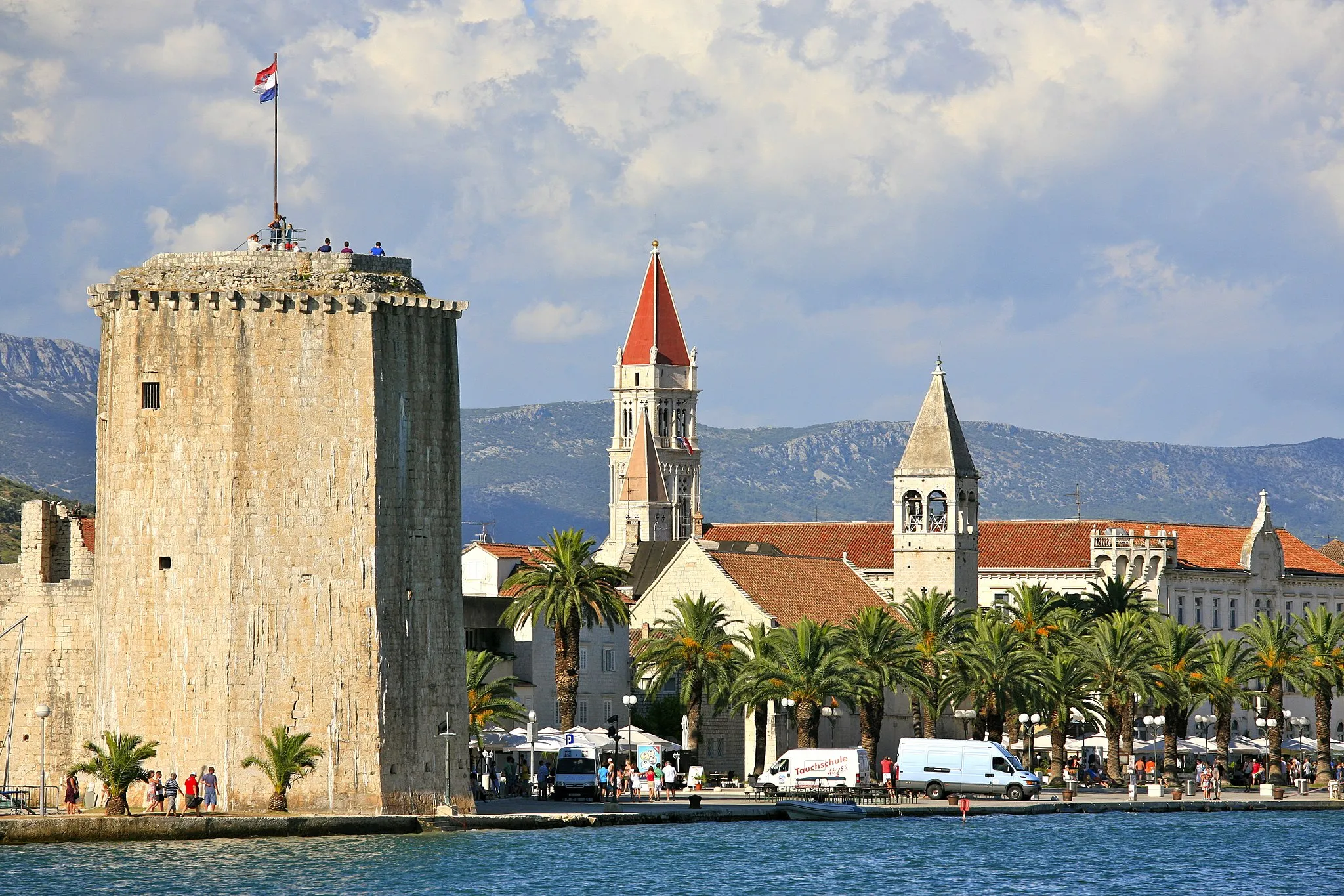 Photo showing: Trogir (Latin: Tragurium ; Greek: Τραγύριον or Τραγούριον,[1] Trogkir; Italian: Traù; Hungarian: Trau) is a historic town and harbour on the Adriatic coast in Split-Dalmatia County, Croatia, with a population of 12,995 (2001)[2] and a total municipality population of 13,322 (2001). The historic city of Trogir is situated on a small island between the Croatian mainland and the island of Čiovo.[3] It lies 27 kilometres west of the city of Split.