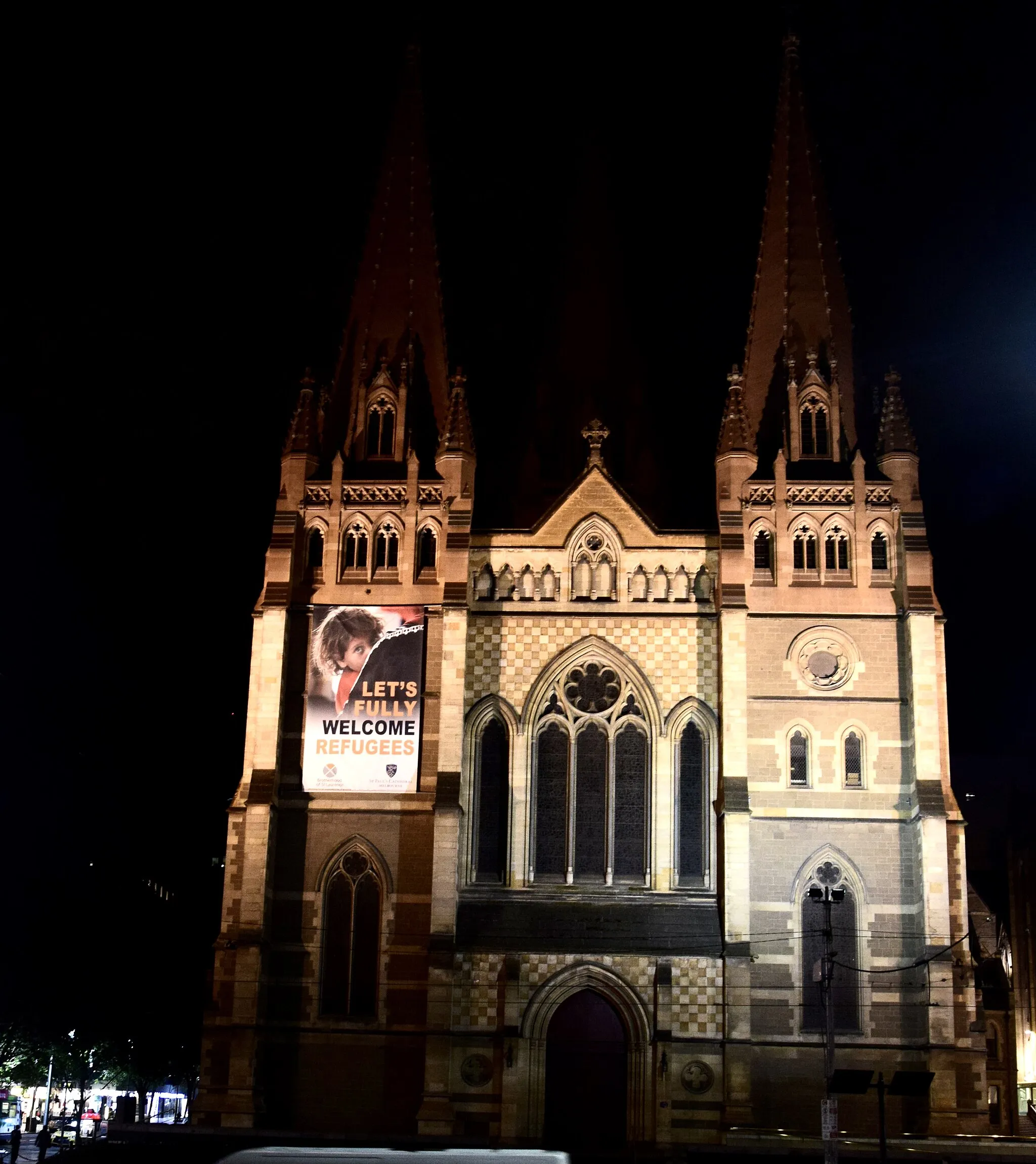 Photo showing: Saint Paul's Cathedral is an Anglican church in the heart of Melbourne, opposite Federation Square. It is a major Melbourne landmark.
Architect - William Butterfield
Architecture Style - Neo-Gothic Transitional 
Denomination- Anglican Church of Australia
Construction Completion - 1891
Consecration - 1891

https://cathedral.org.au/