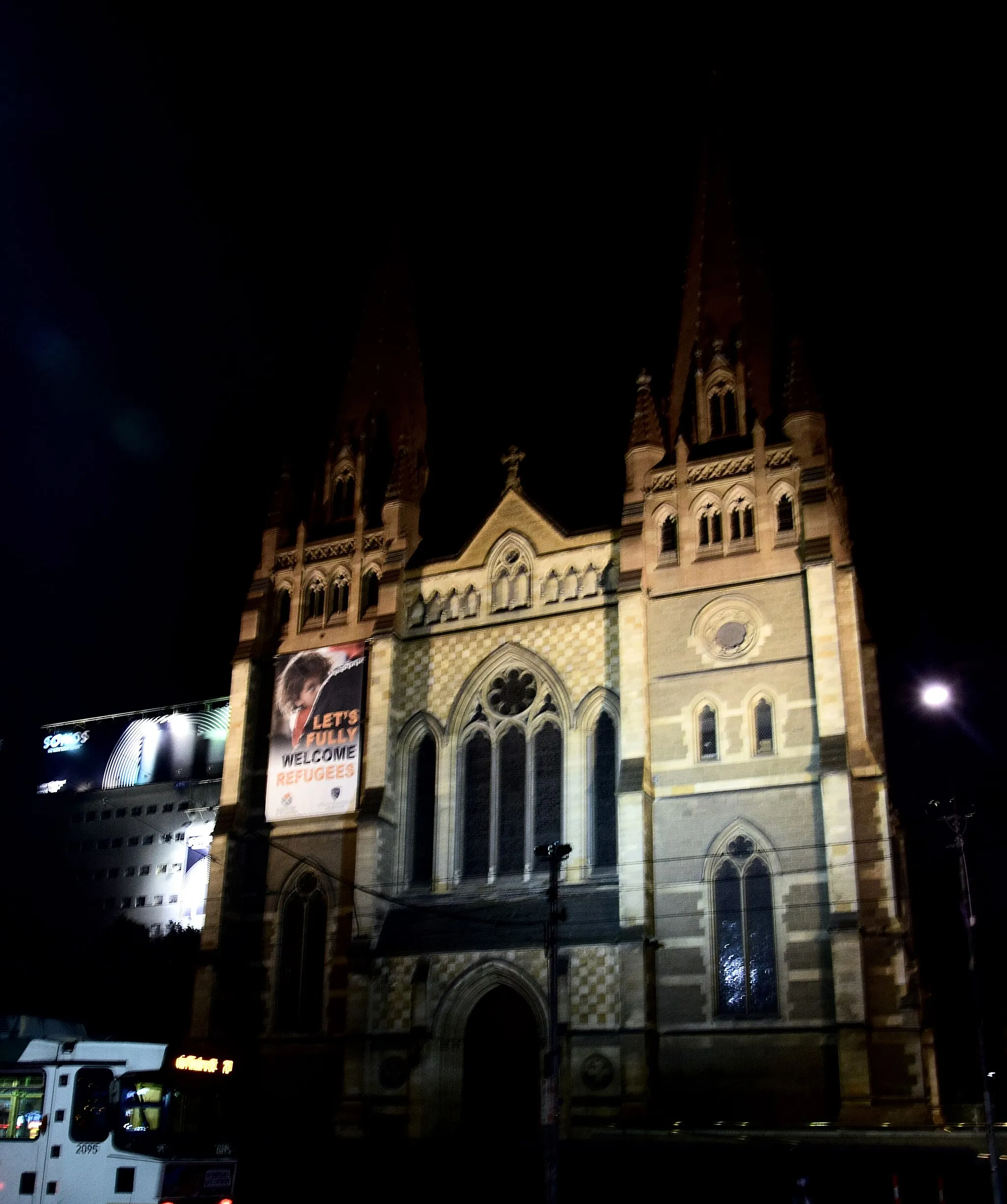 Photo showing: Saint Paul's Cathedral is an Anglican church in the heart of Melbourne, opposite Federation Square. It is a major Melbourne landmark.
Architect - William Butterfield
Architecture Style - Neo-Gothic Transitional 
Denomination- Anglican Church of Australia
Construction Completion - 1891
Consecration - 1891

https://cathedral.org.au/