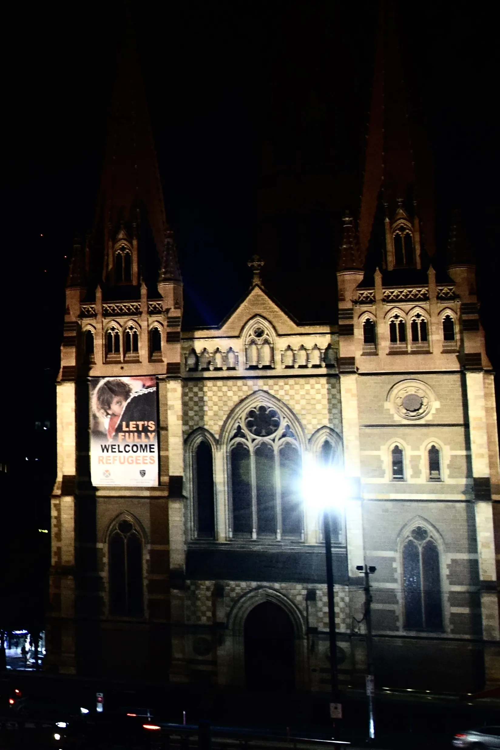 Photo showing: Saint Paul's Cathedral is an Anglican church in the heart of Melbourne, opposite Federation Square. It is a major Melbourne landmark.
Architect - William Butterfield
Architecture Style - Neo-Gothic Transitional 
Denomination- Anglican Church of Australia
Construction Completion - 1891
Consecration - 1891

https://cathedral.org.au/