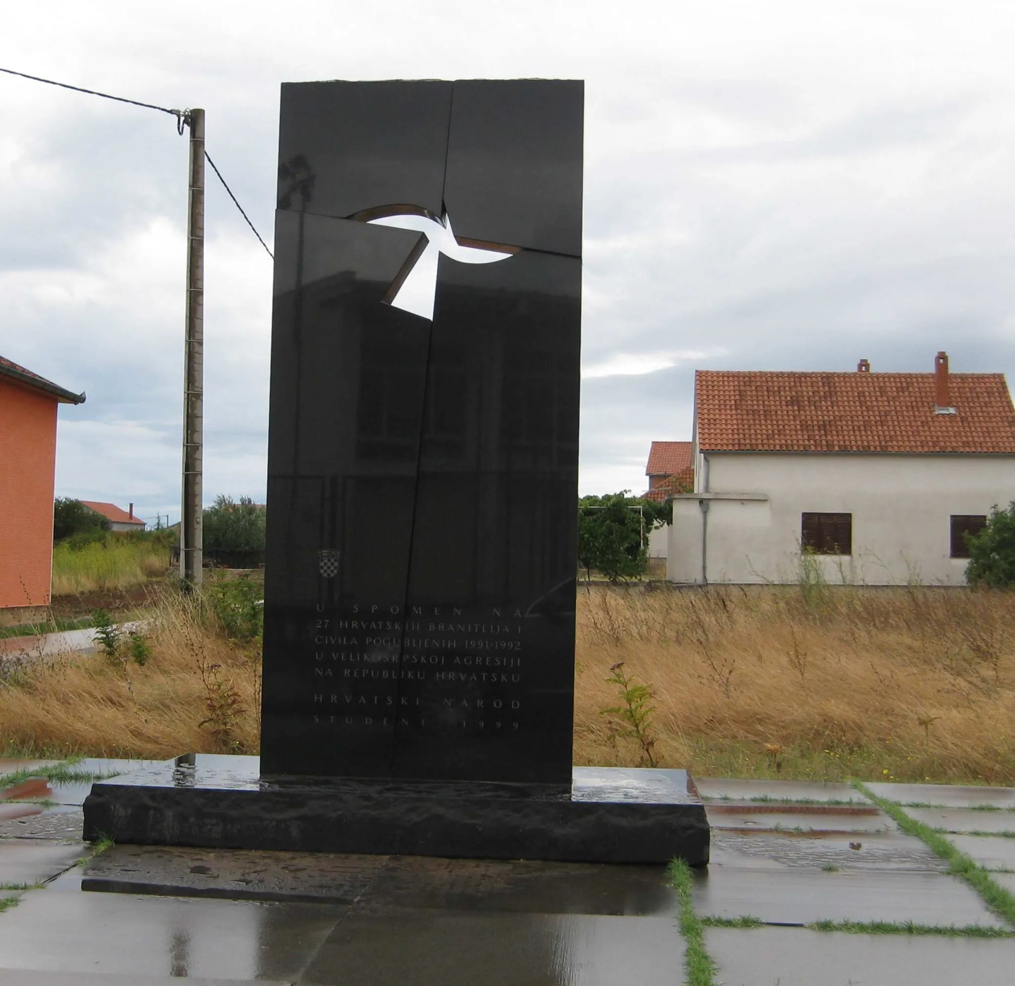 Photo showing: Memorial to the victims of the Skabrnja massacre