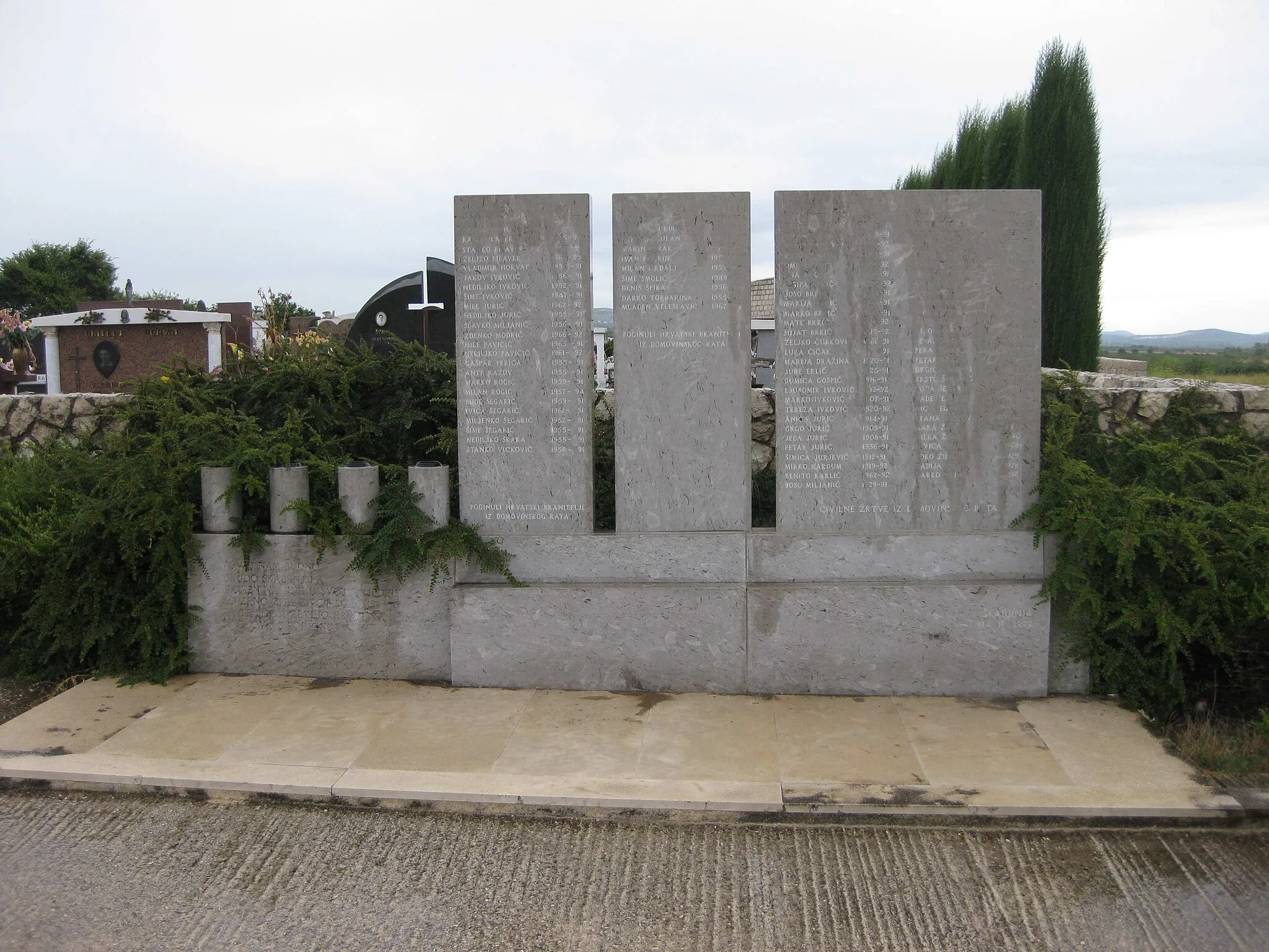 Photo showing: Memorial to the victims of the Skabrnja massacre