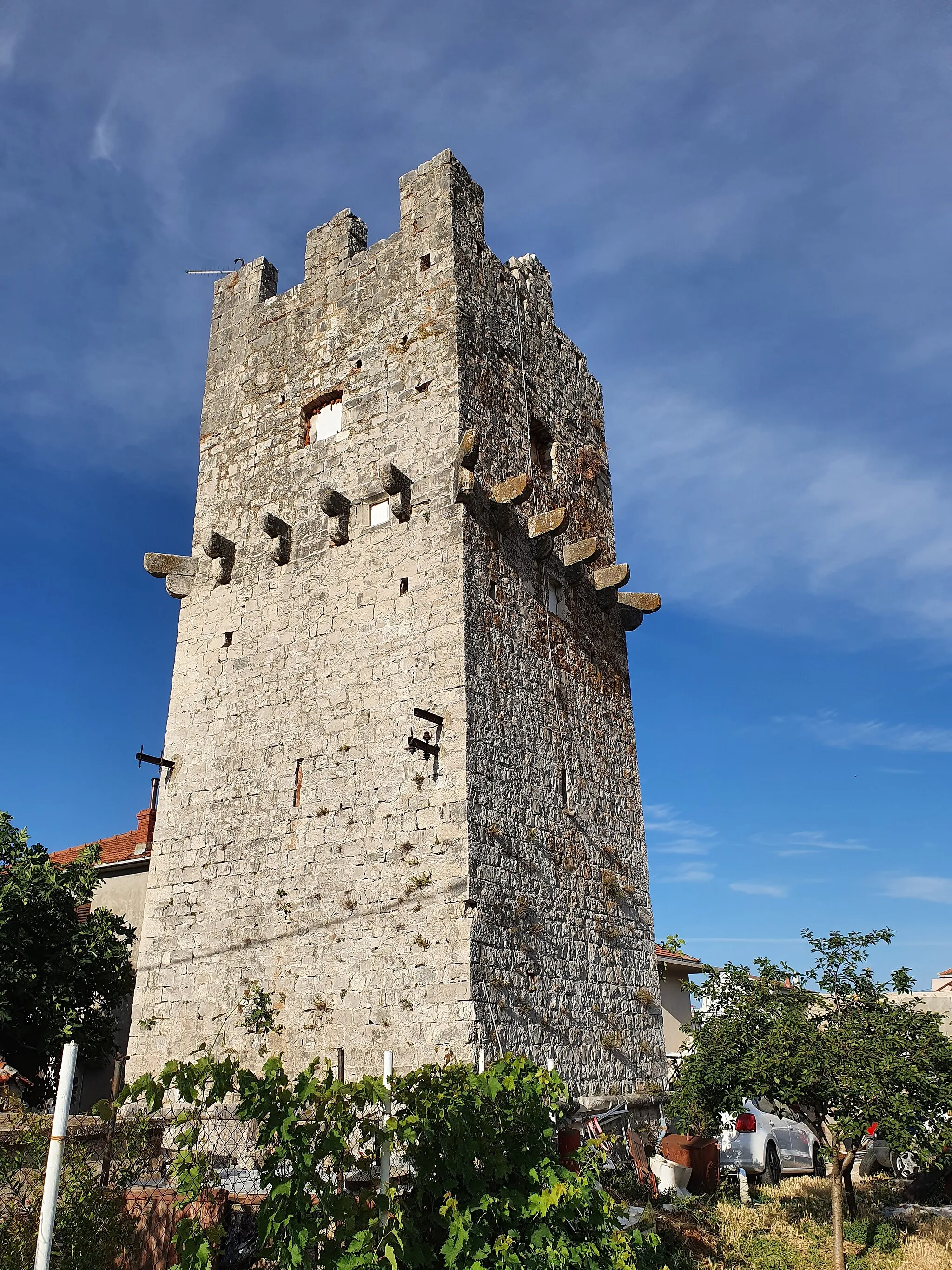 Photo showing: A Statilio család (Statileo) reneszánsz tornya 1516-ból Seget Donji egykori mezőjén, ma lassan körül építik lakóházakkal