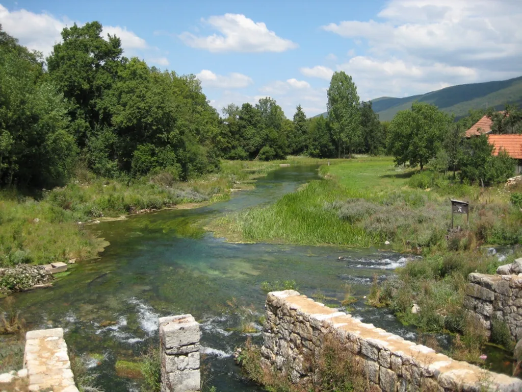 Photo showing: Huge karst spring, Majerovo Vrilo, in the polje of Gacka, Croatia. See also Gacka spring