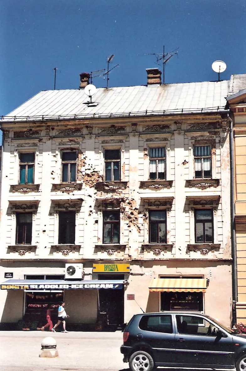 Photo showing: A building in Otočać ravaged by the war