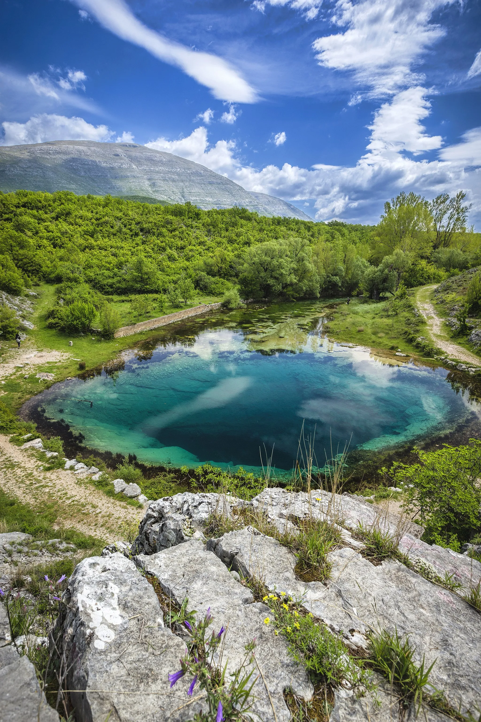 Photo showing: This is the biggest, and deepest (more than 100 meters deep), of all three wellsprings, of river Cetina, with the highest mountain in Croatia named Dinara, in the background. Taken during manifestation "Irresistible Croatia - Knin Fortress - Visual culture days".