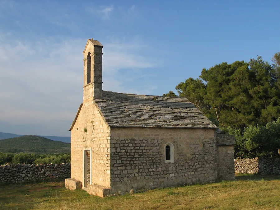 Photo showing: Chapel of Sts Cosmas and Damian near village Vrbanj on island Hvar.