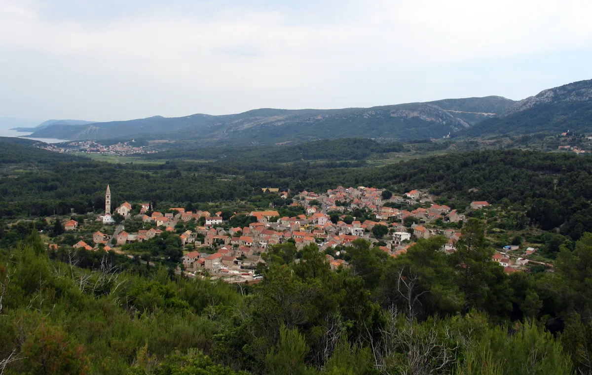 Photo showing: view from hill Hum on the village of Vrbanj (island Hvar)