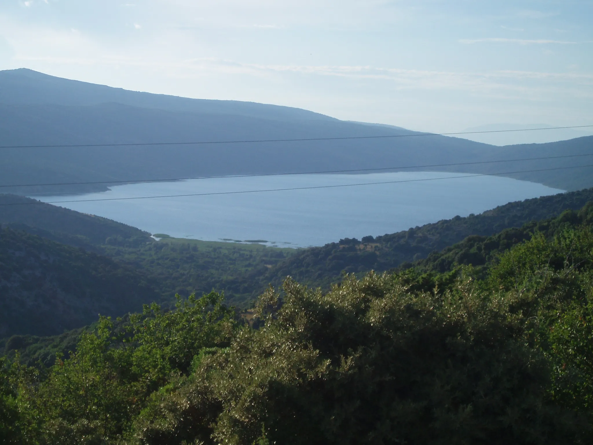Photo showing: Vransko jezero na otoku Cresu je kriptodepresija i ujedno najveci je rezervoar pitke vode u Hrvatskoj.