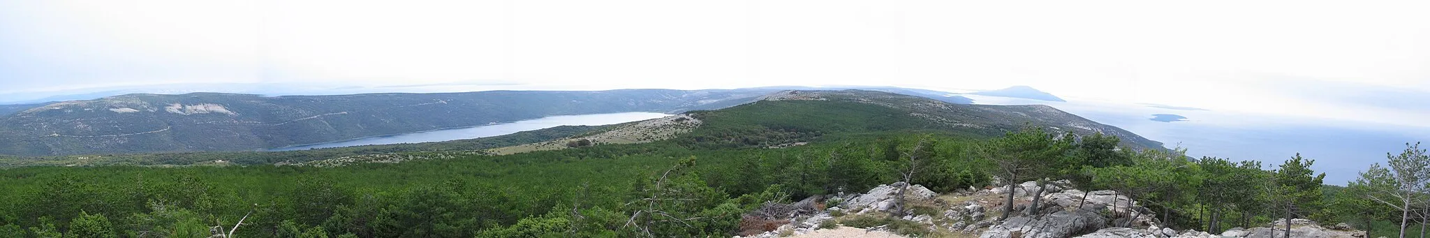 Photo showing: Das Panorama wurde vom höchsten Punkt südlich der Creser Bucht (Creski Zaljev) aufgenommen, dem Gipfel des 483 m hohen „Helm“.
Aufgenommener Winkel in Himmelsrichtungen von ONO bis SW, also circa 135°.

In der linken Hälfte erkennt man den Vrana-See, zu Beginn des rechten Drittels im Hintergrund den höchsten Gipfel der Insel Lošinj. Im rechten Drittel die kleine unbewohnte Insel Zeća, und etwas weiter im Hintergrund Unije.