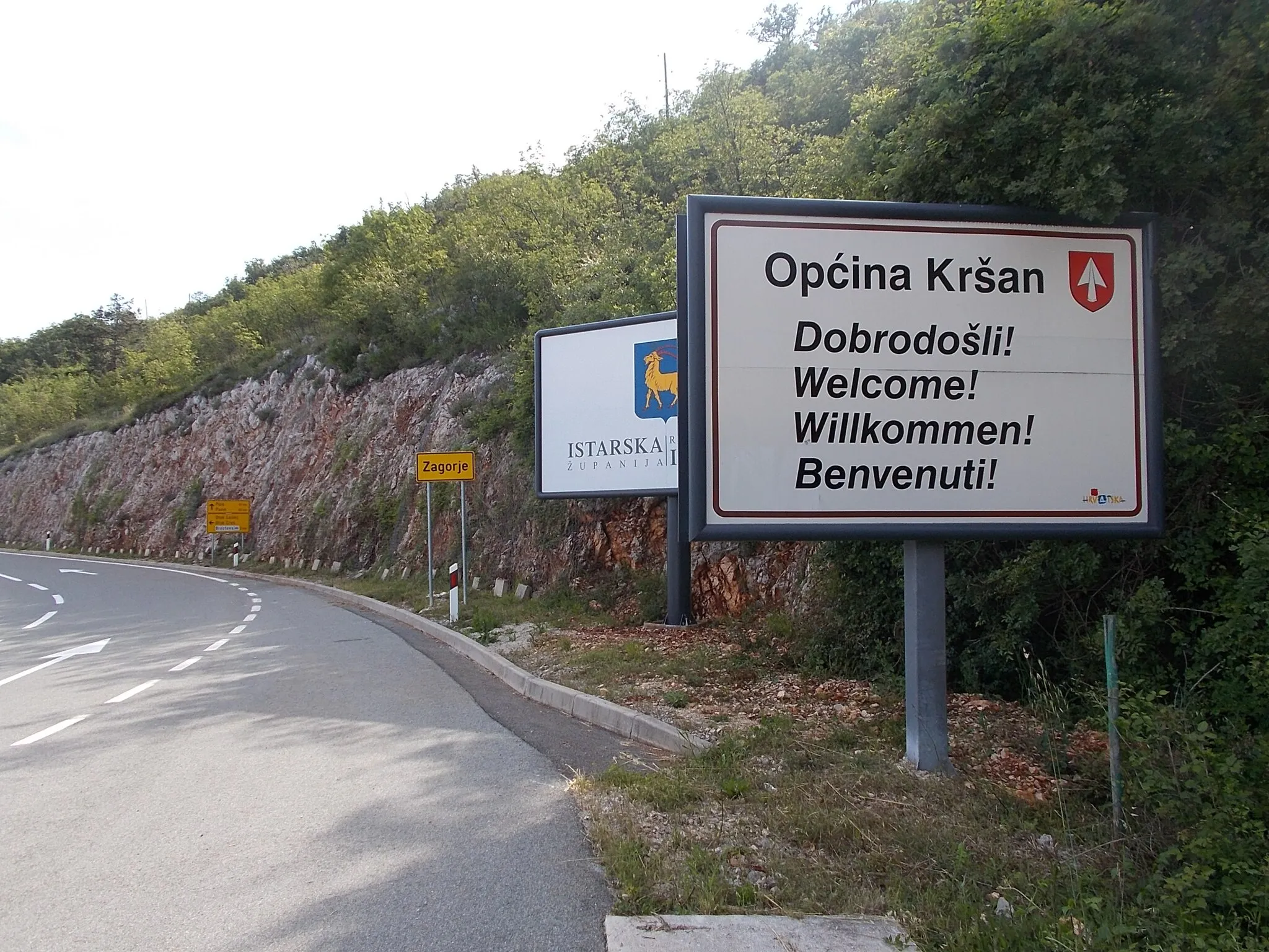 Photo showing: Kršan - üdvözlőtábla Mošćenička Draga és Kršan községek határán, a D66-os út mentén.