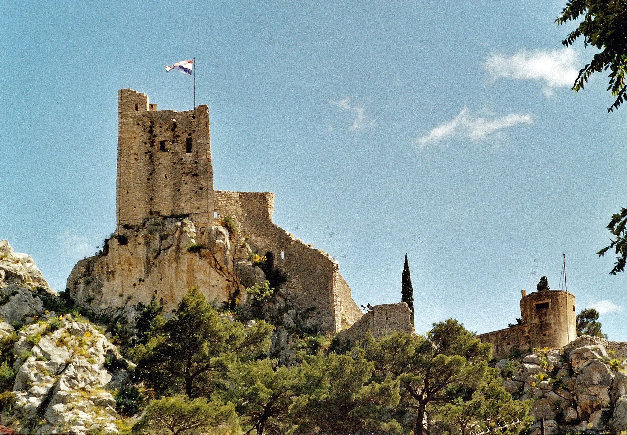 Photo showing: Ehem. Festung (Burgruine) in Omiš (Dalmatien) im Mai 2006 (Scan vom Analogbild)