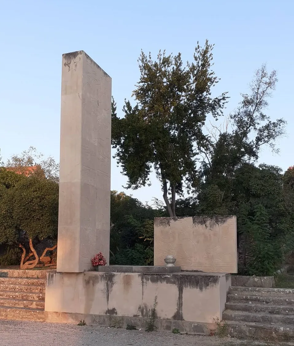 Photo showing: Monument to the fallen fighters of Bogomolje, work of academic artist Joko Knežević, 1969.