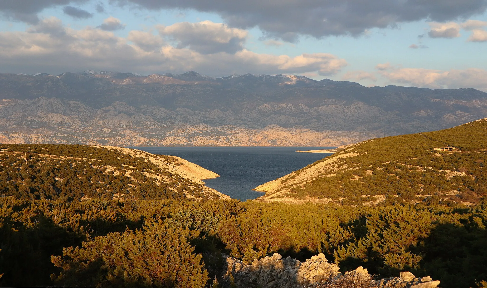 Photo showing: View of Velebit mountain range from the island of Pag, Croatia