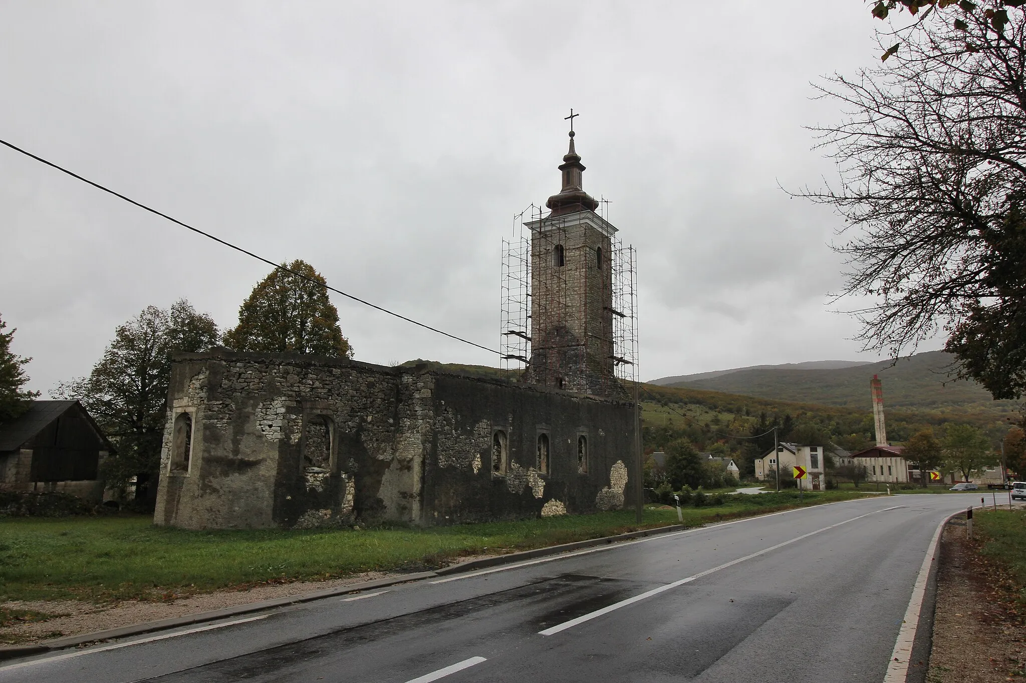 Photo showing: Ruine der 1943 zerstörten serbisch-orthodoxen Kirche der Hlg. Erzengel Michael und Gabriel in Korenica, Kroatien