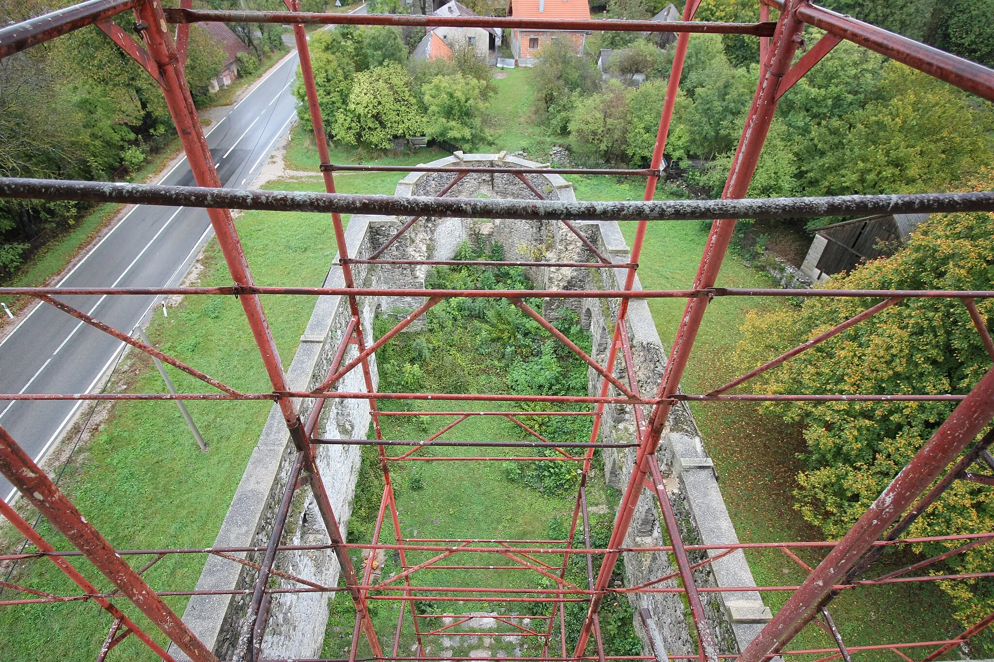 Photo showing: Ruine der 1943 zerstörten serbisch-orthodoxen Kirche der Hlg. Erzengel Michael und Gabriel in Korenica, Kroatien