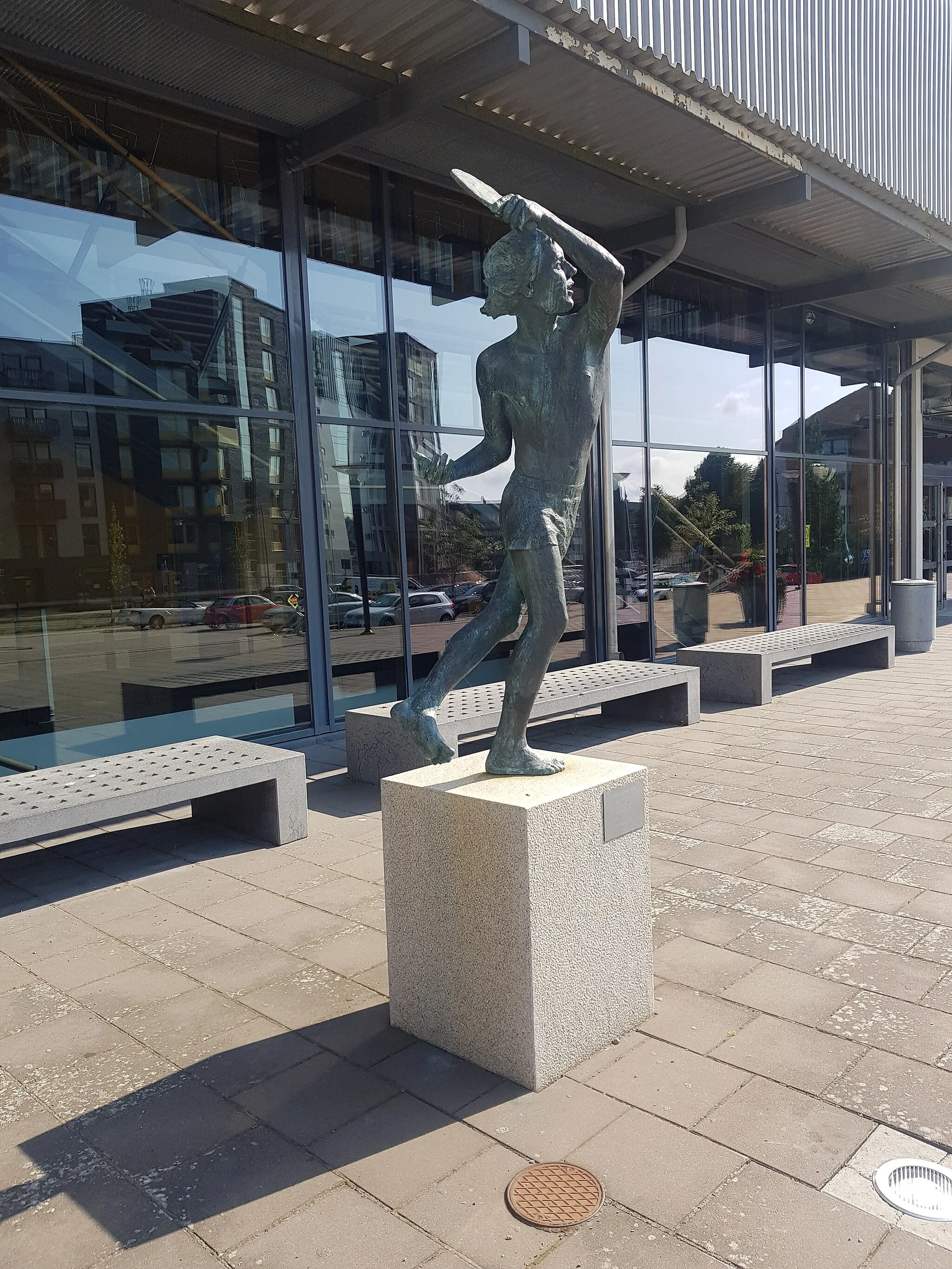 Photo showing: Staty föreställande pingisspelaren Stellan Bengtsson. Statyn står i Falkenberg utanför Falkhallen och är formgiven av konstnären Martina Falkehag Kinn.