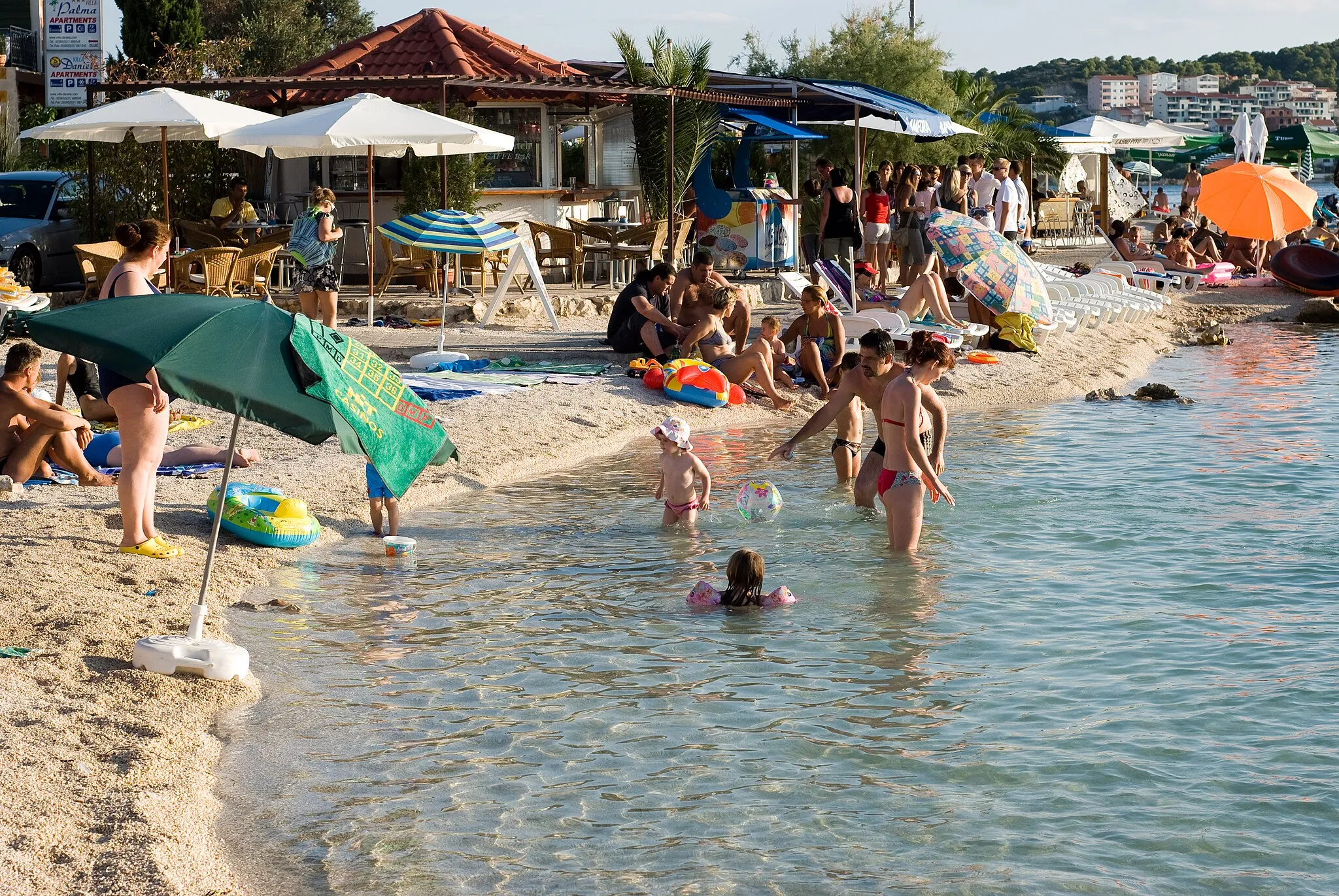 Photo showing: Bathers on the beach Vela draga.