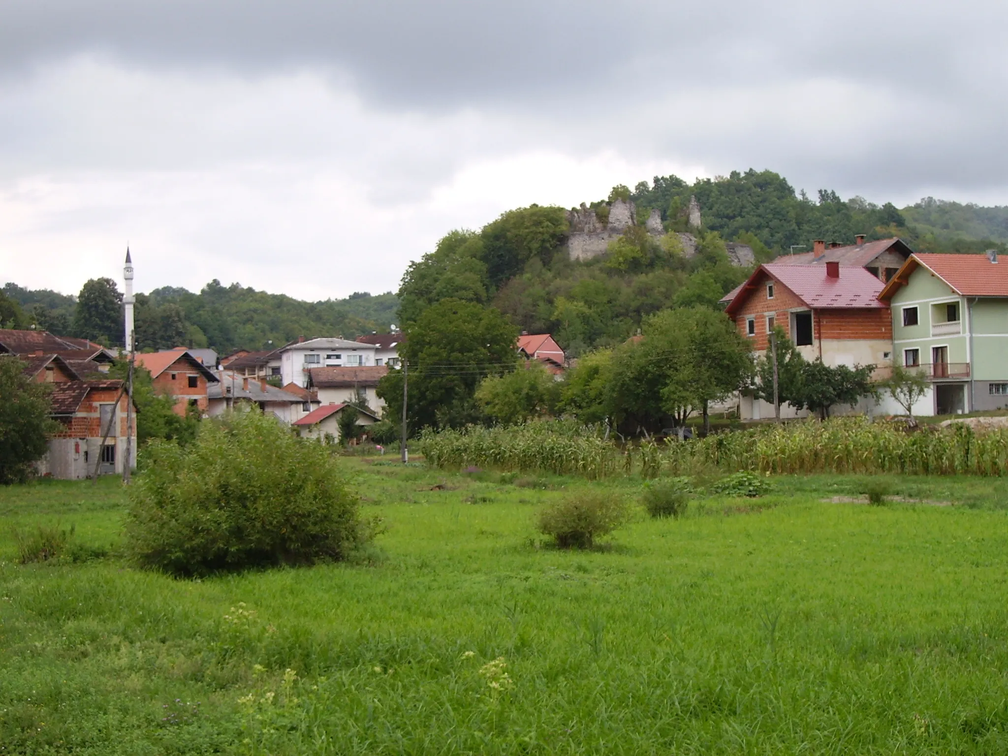 Photo showing: View on town and castle of Vrnograč, Western Bosnia.