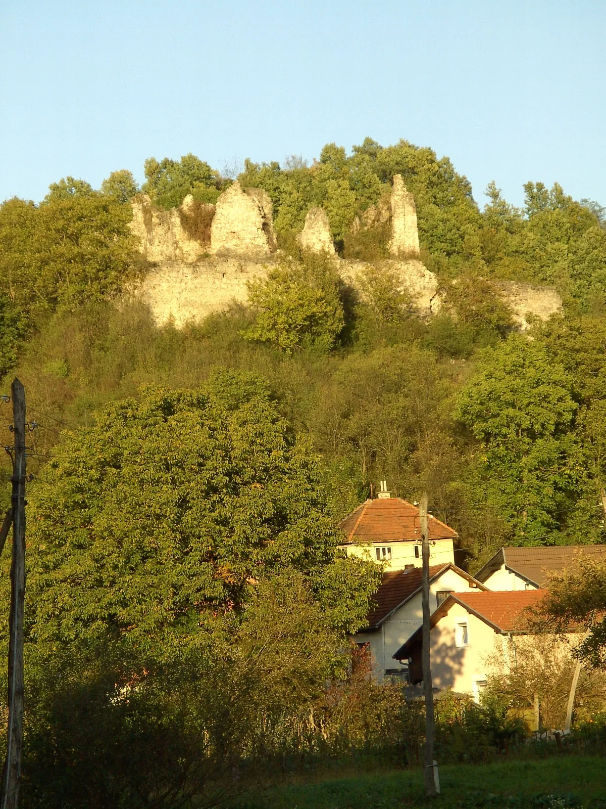 Photo showing: The village of Vrnograč with castle ruins, BiH