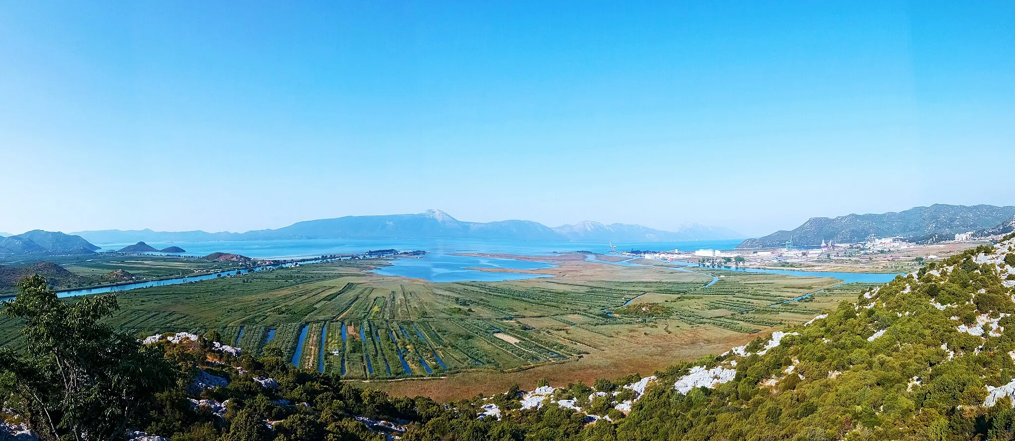 Photo showing: Neretva estuary and Parila lake, photo taken from Trovro hill (Rogotin)