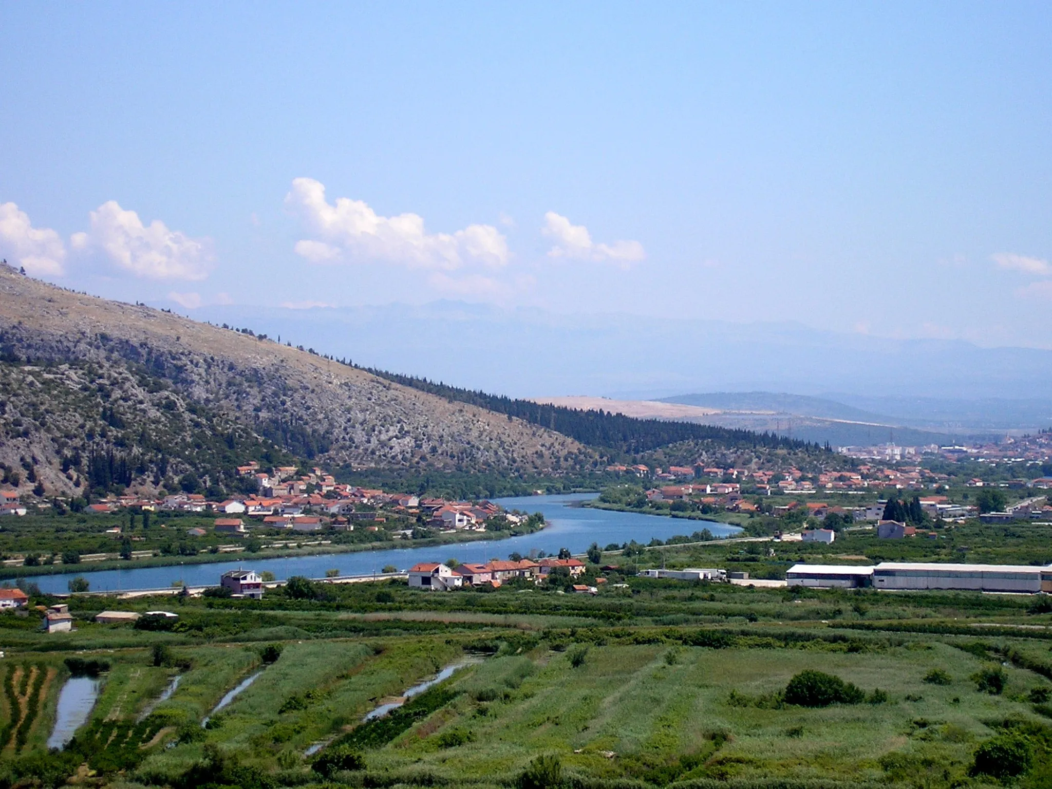 Photo showing: Krvavac (on the left, over the Neretva) i Krvavac II (on the right)