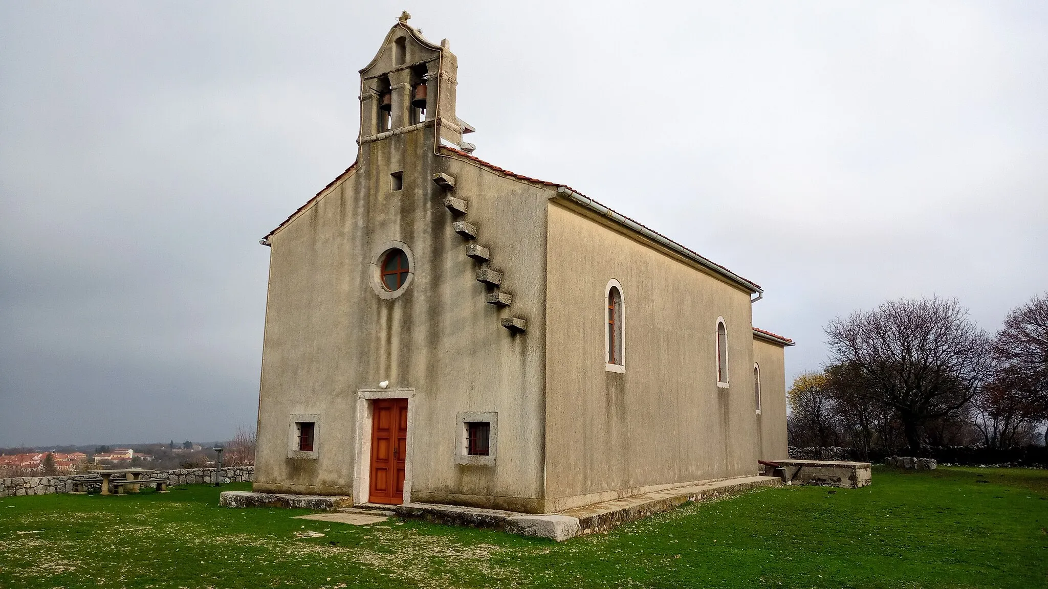 Photo showing: Kirche Sv Petra oberhalb von Gabonjin, dort hinauf führt ein glagolitischer Pfad.