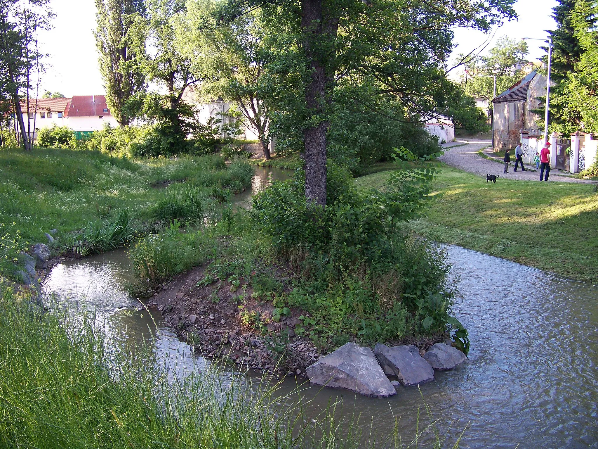 Photo showing: Hostivař, Prague, the Czech Republic. Revitalized Botič creek near Kozinovo Square.