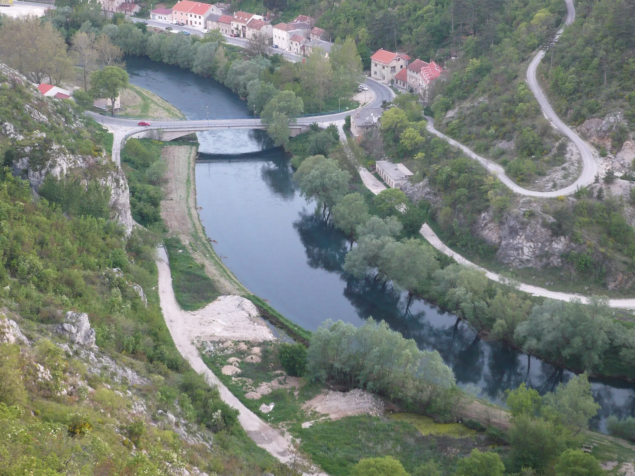 Photo showing: River Krka flowing through the town Knin