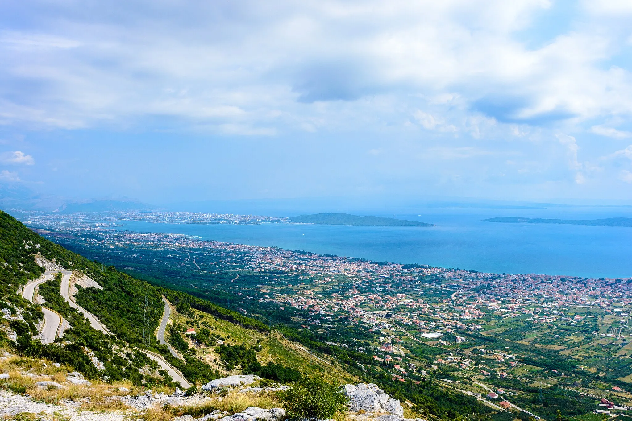 Photo showing: Split mountains