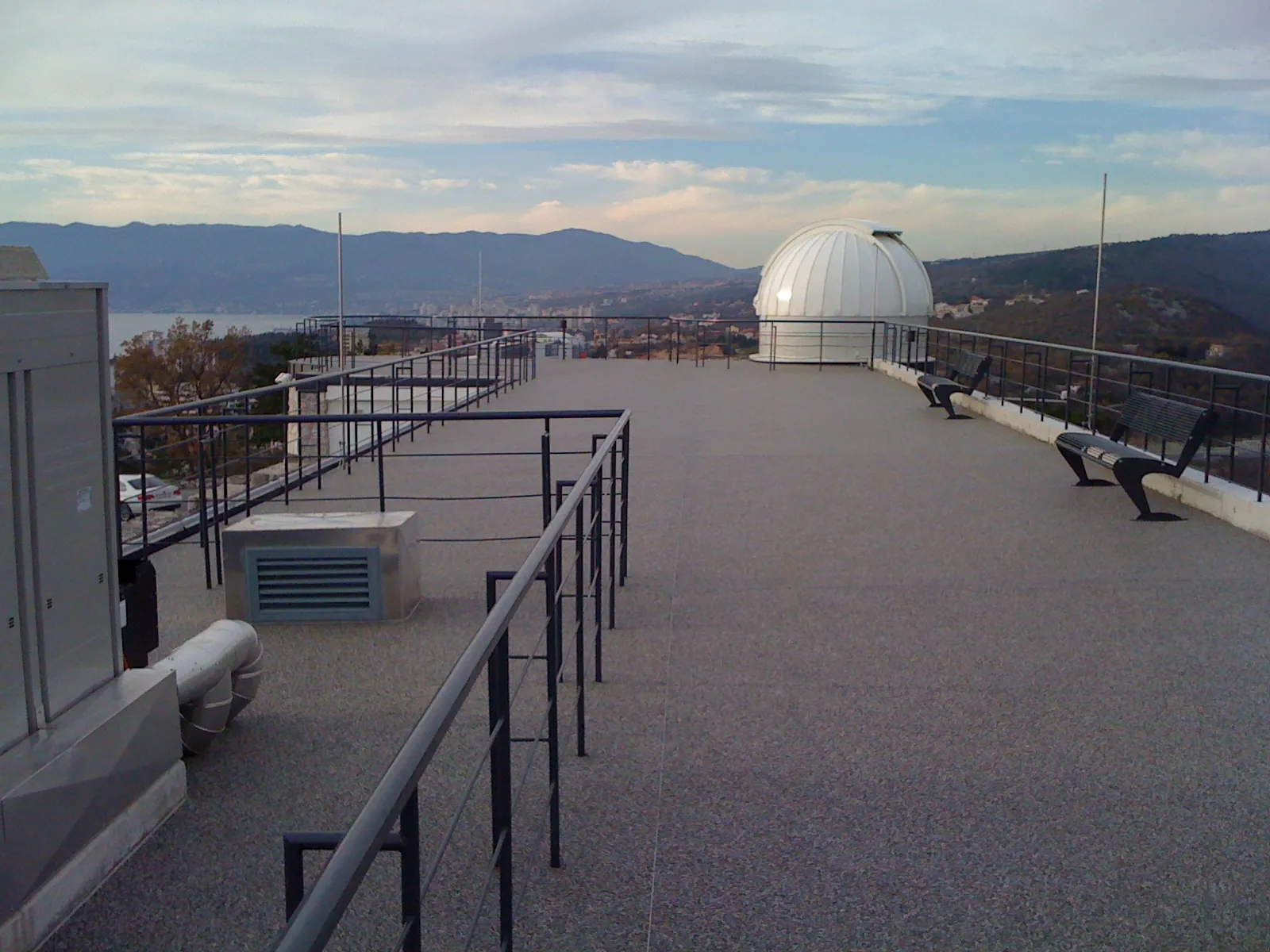 Photo showing: A view towards West on the topmost terrace of the Astronomical Center in Rijeka.
