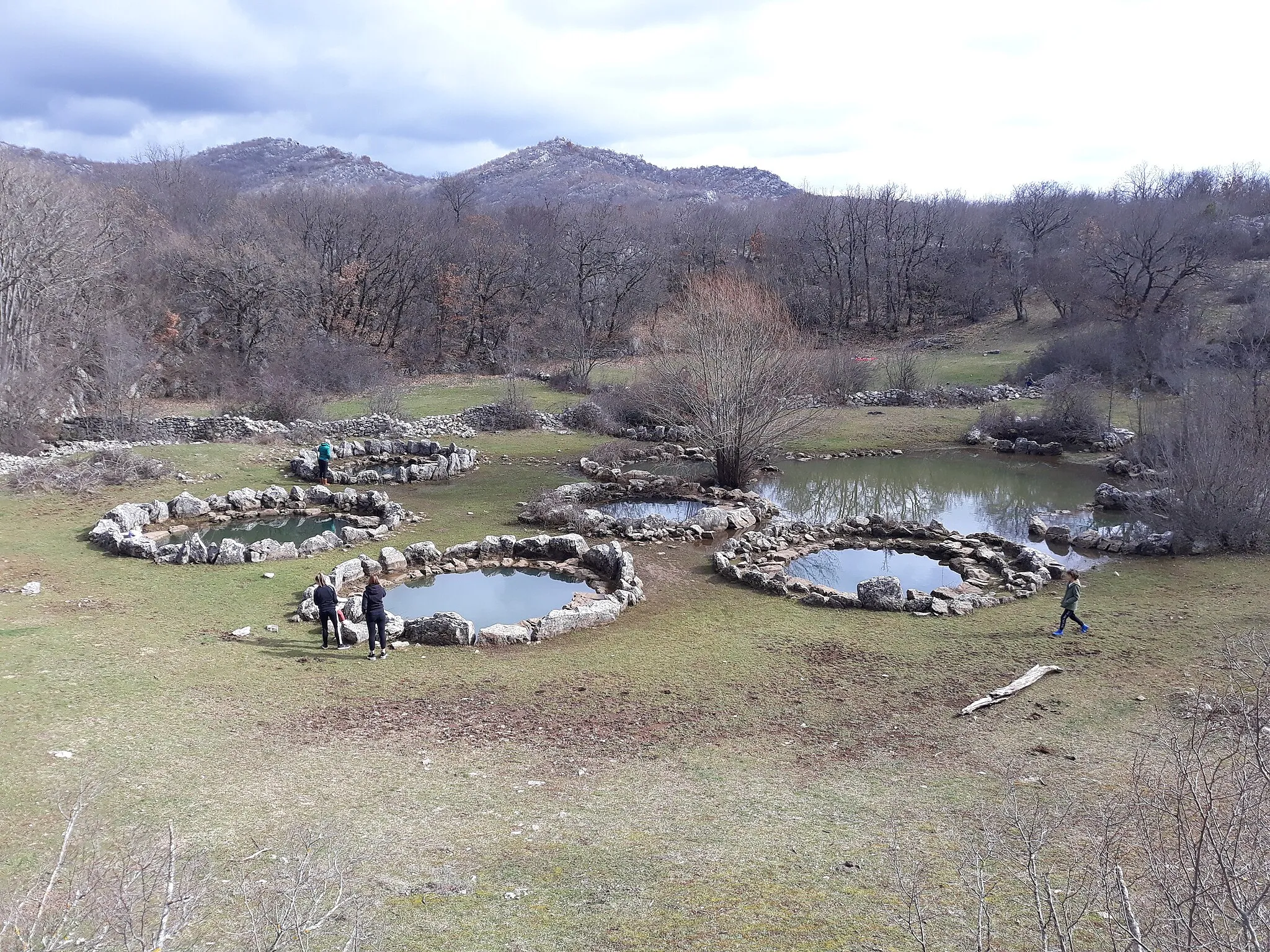 Photo showing: Rajčica wells, Nisko, Croatia