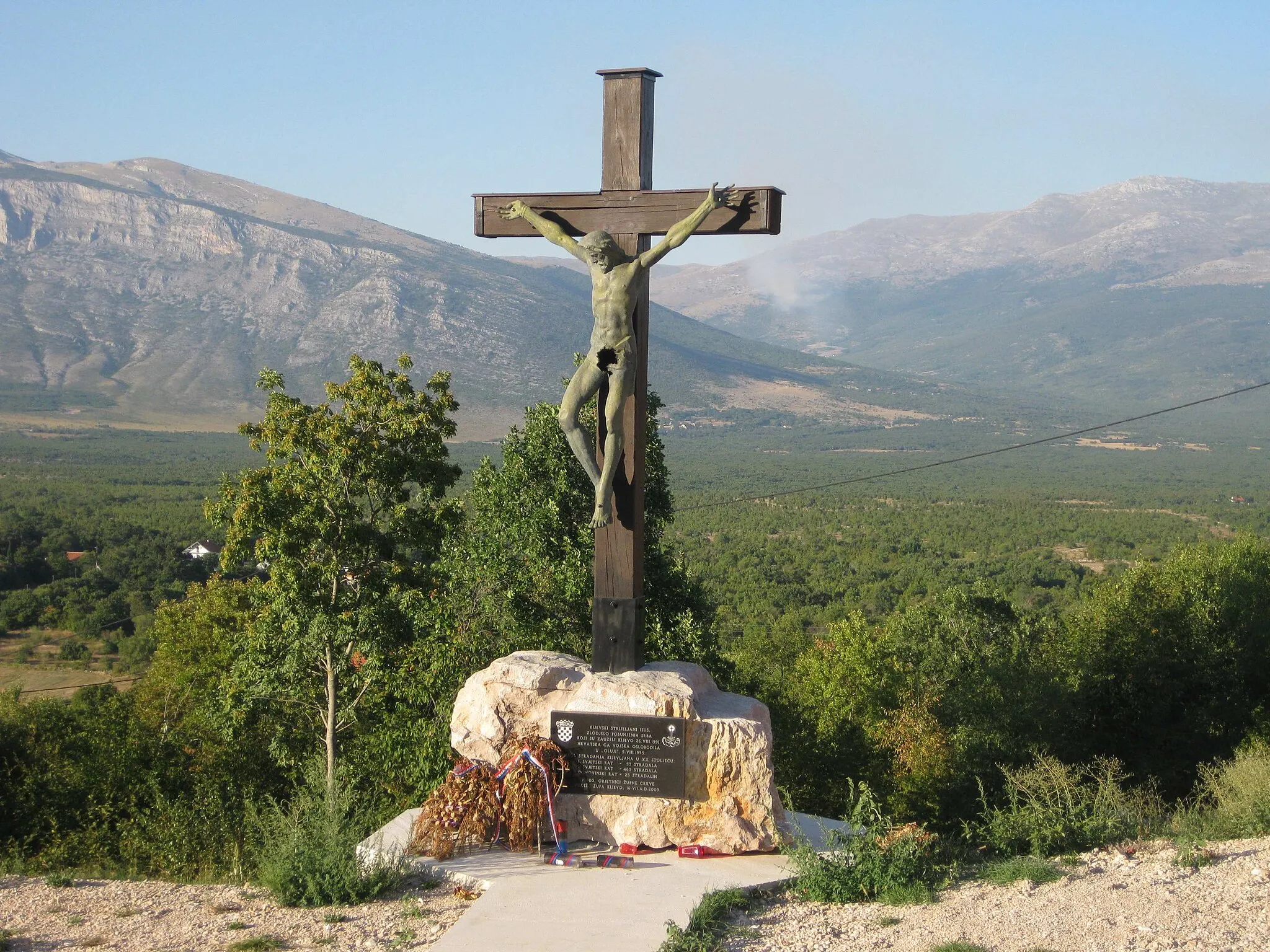 Photo showing: Crucifix in Kijevo,damaged by Serb troops in Croatian Homeland war