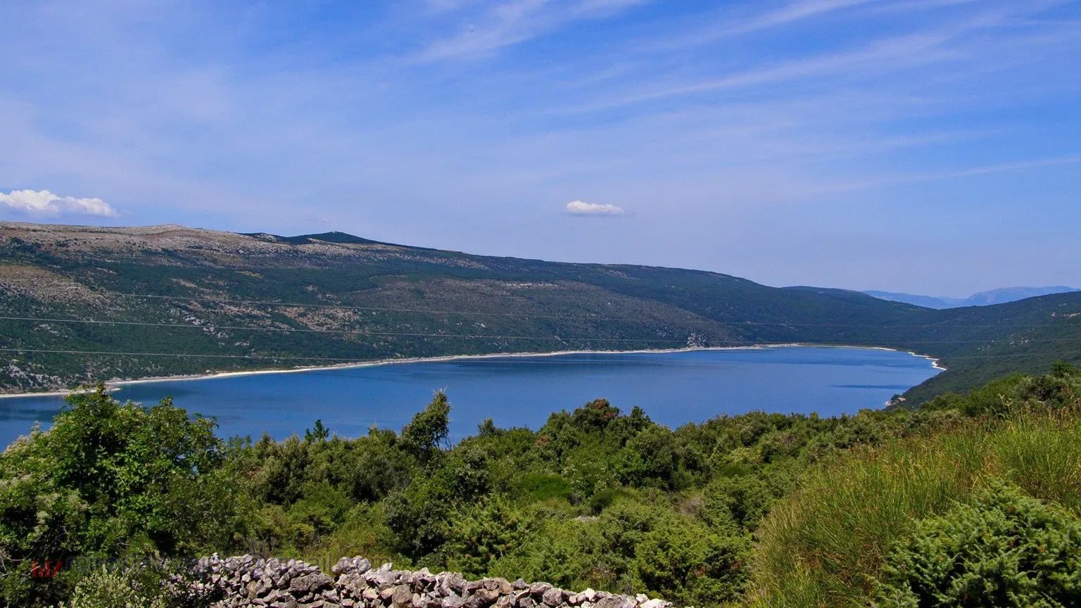 Photo showing: Lake Vrana (Croatian: Vransko jezero), in the centre of Cres island, is a fresh water lake, 1.5 km wide and about 4.8 km long. The town of Cres has been supplied with drinking water from the lake since 1953, and the towns of Mali and Veli Lošinj received their supplies ten years late