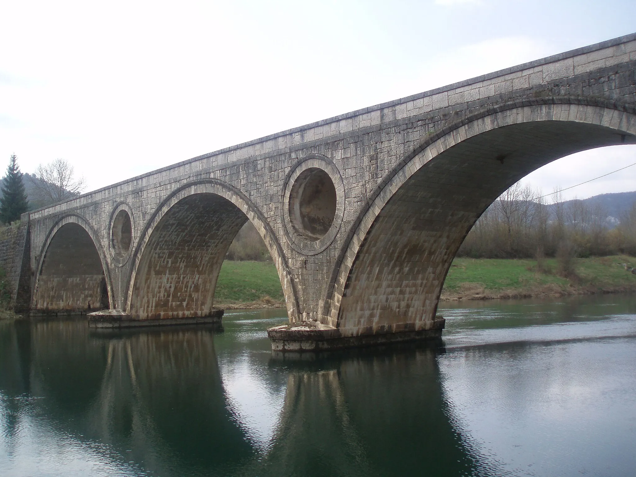Photo showing: Kosinjski most preko rijeke Like