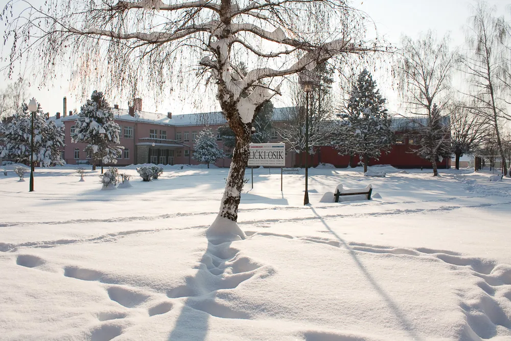 Photo showing: winter in Licki Osik, Croatia, elementary school
