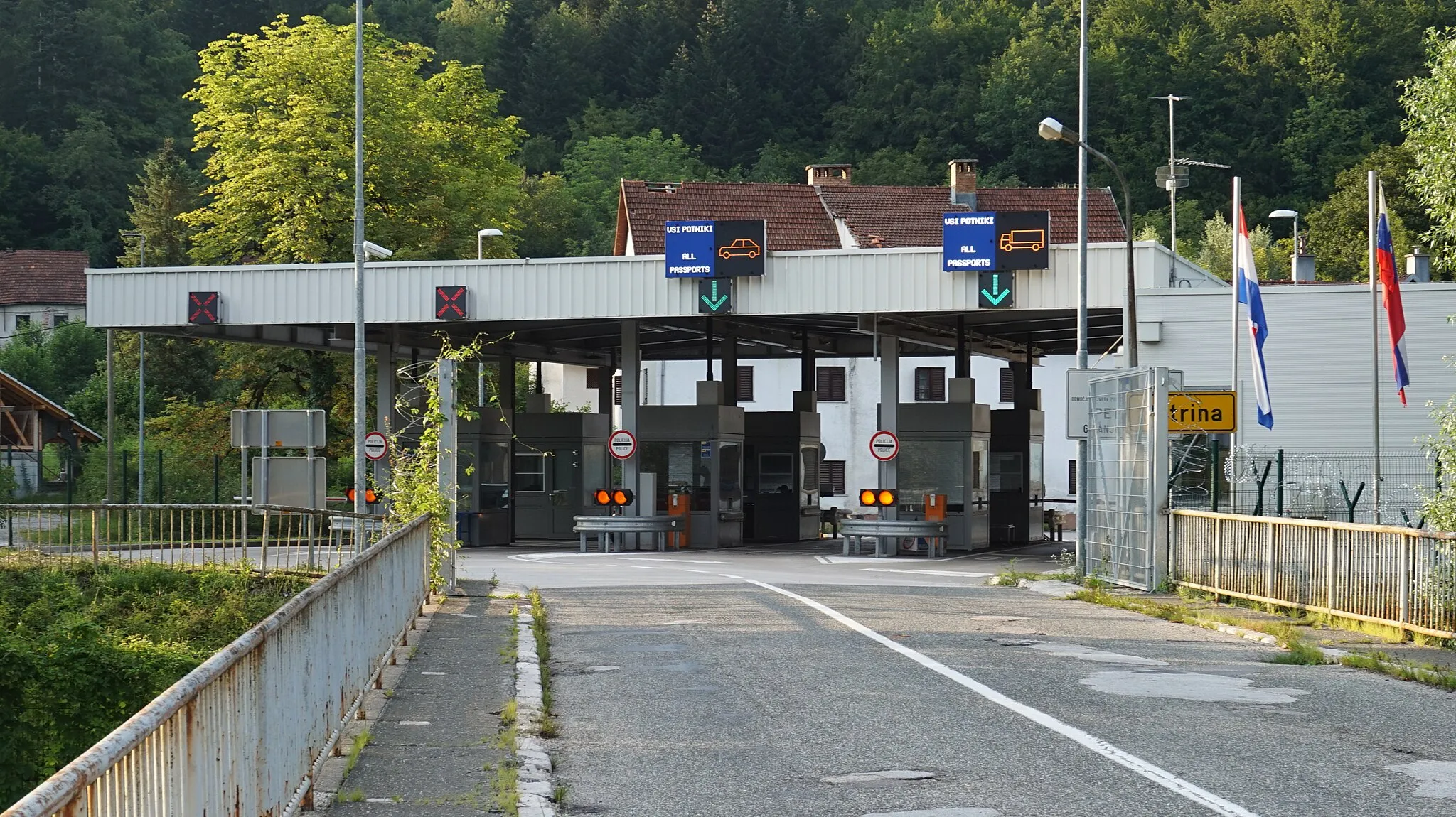 Photo showing: International border crossing Petrina (Slovenia)/Brod na Kupi (Croatia). The Slovenian border checkpoint, photographed from the bridge over the Kupa (Kolpa) river.