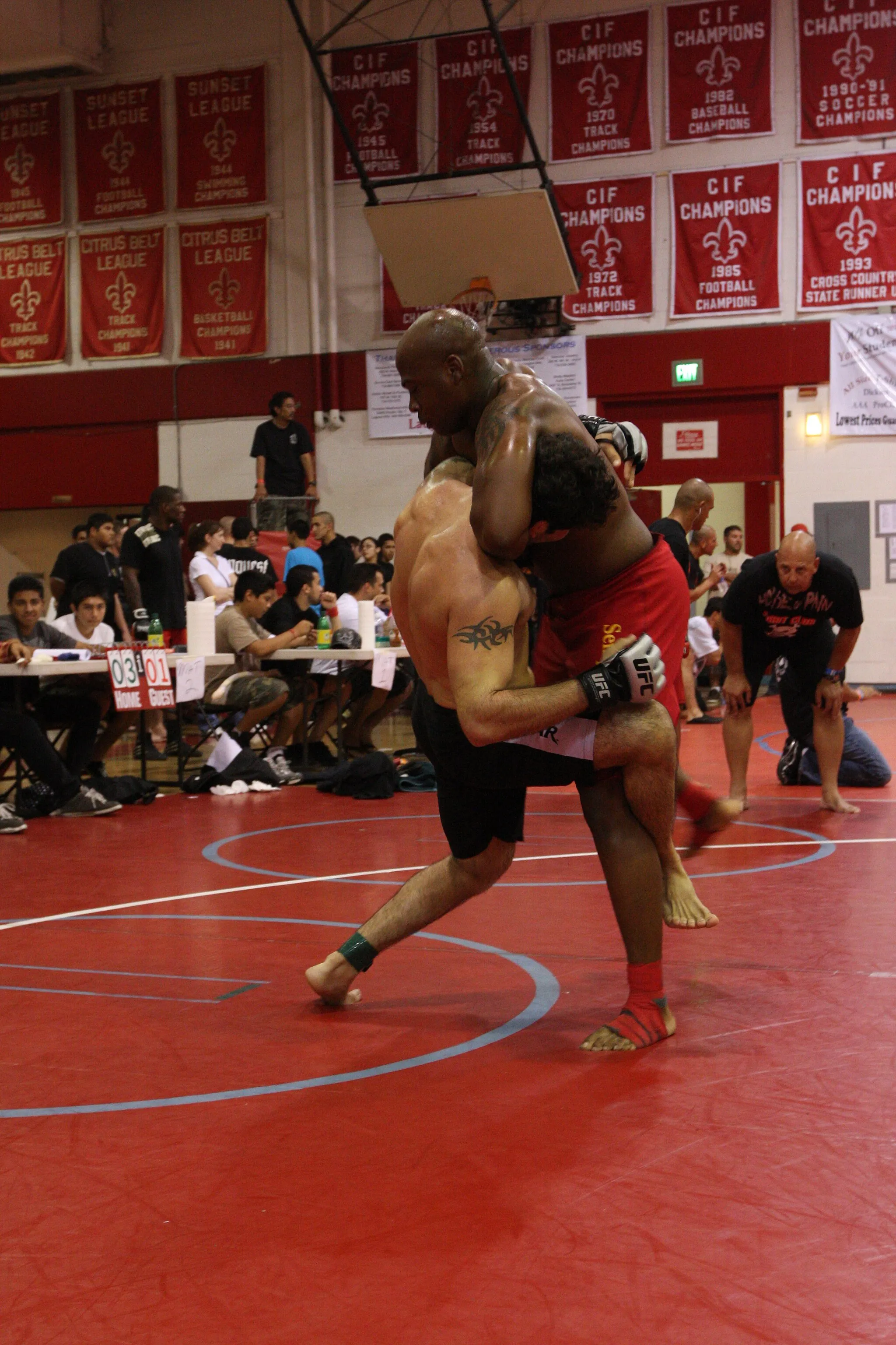 Photo showing: Middle heavyweight Fight Club 29 member Omar Askew puts his opponent, Chris Hurrera, in a front choke during their weight class final match at the U.S. National Pankration Championships in Santa Ana, Calif., Oct. 25.
