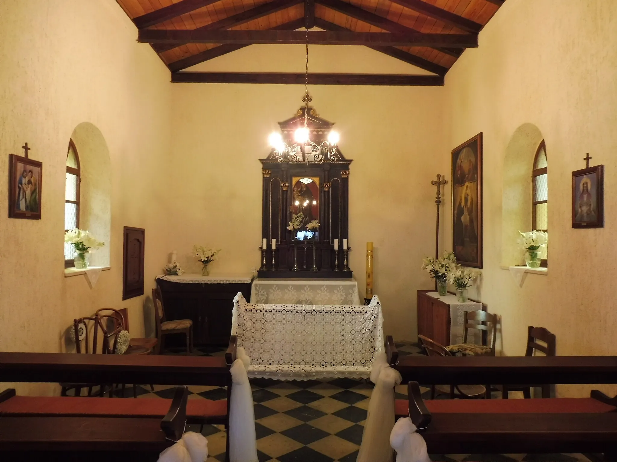Photo showing: Interior of the church (or a chapel) in the village of Lakmartin, Krk island, Croatia