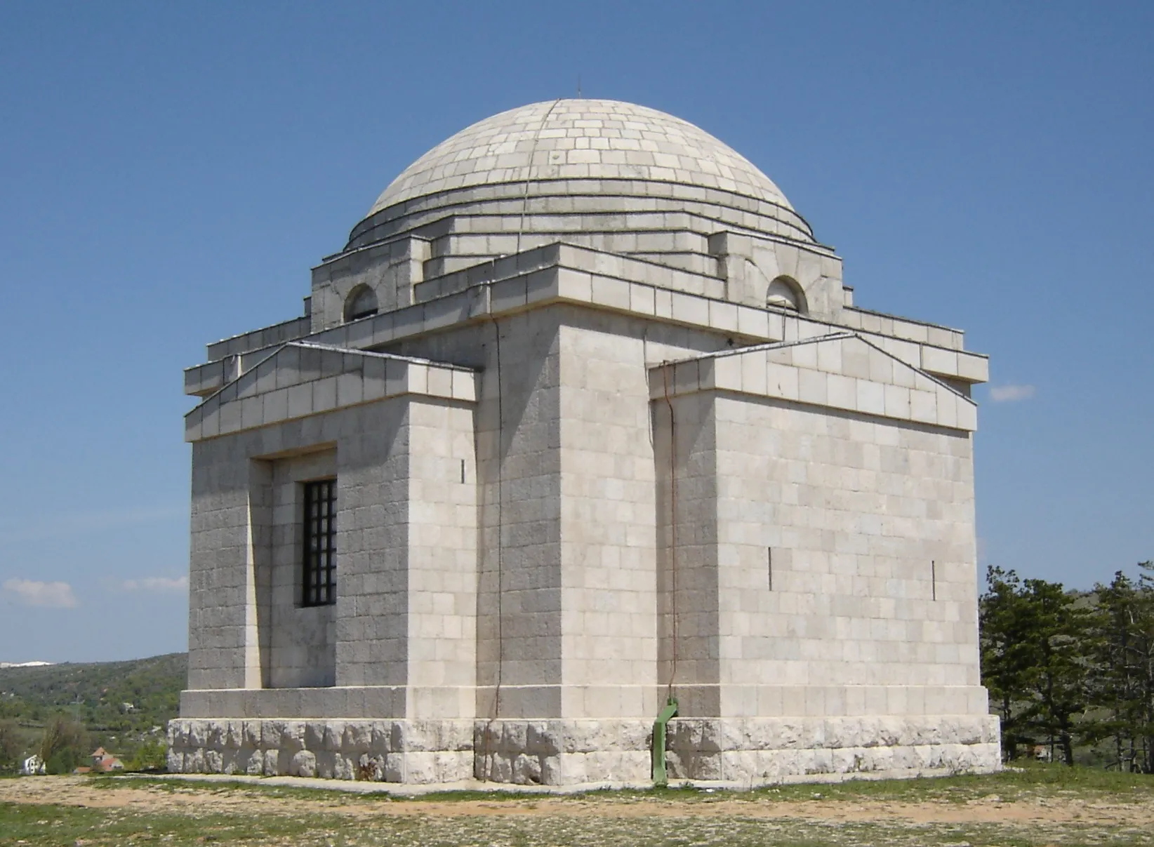 Photo showing: Mausoleum of Ivan Meštrović, formally Church of the Most Holy Redeemer, in Otavice near Drniš, Croatia.
