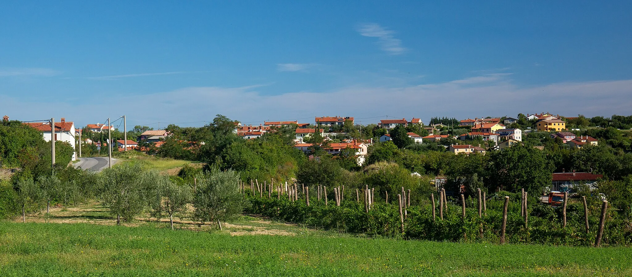 Photo showing: South end of the village Gažon in Koper municipality, Slovenia.