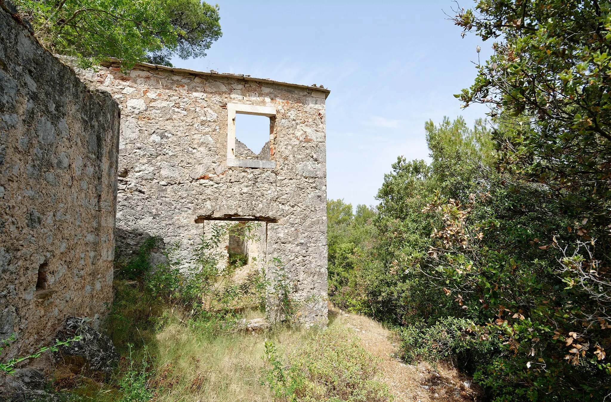 Photo showing: Likorova kuća, ruin of a homestead on the northern slope of hill Purkin kuk, near Stari Grad, island Hvar, Croatia.