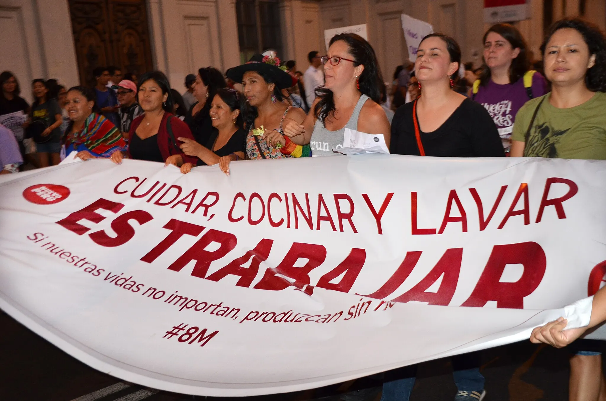 Photo showing: Feministas en Lima por el 8M