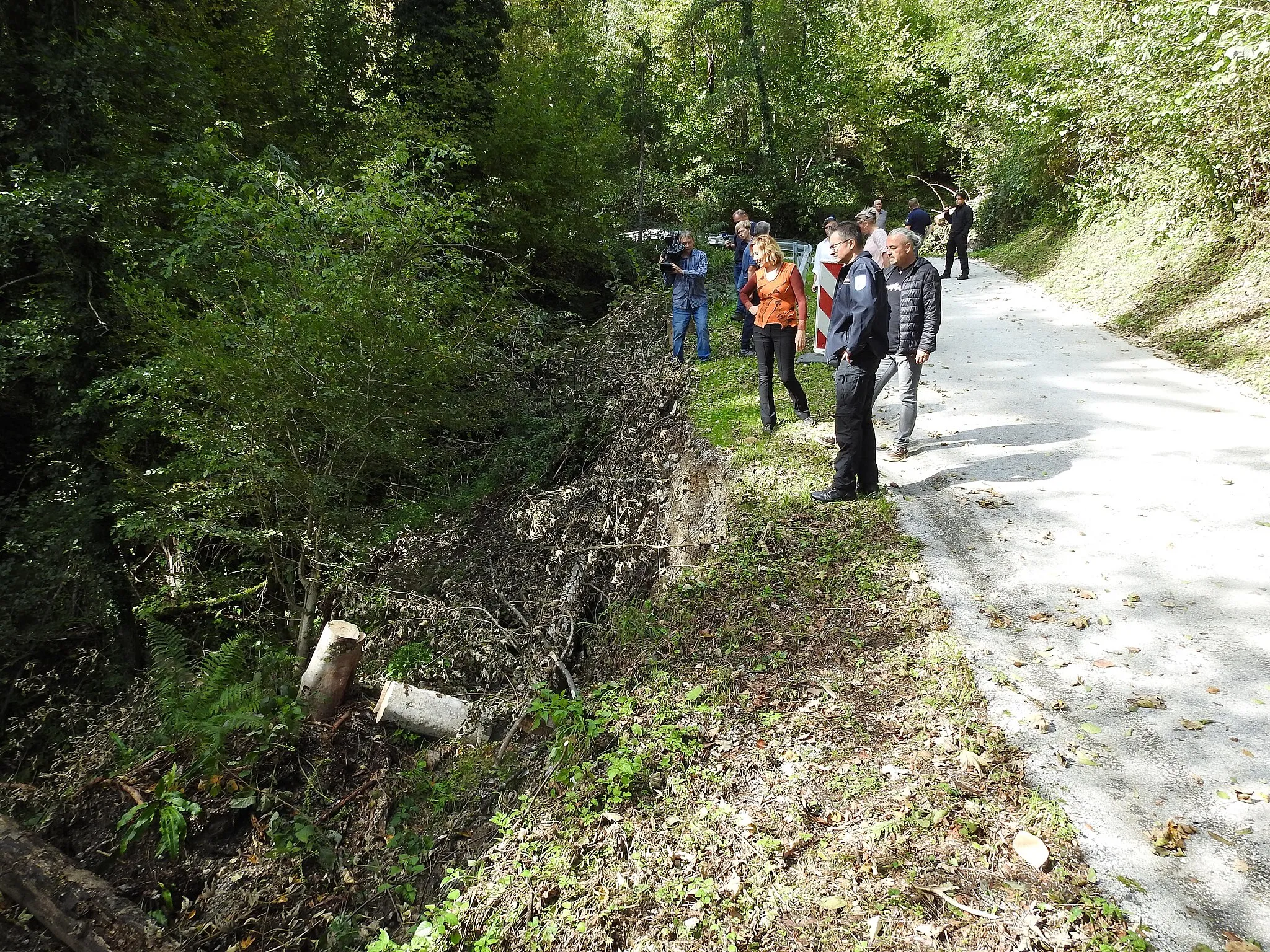 Photo showing: Razmere po močnem deževju si je v Osilnici ogledal tudi minister Šarec.