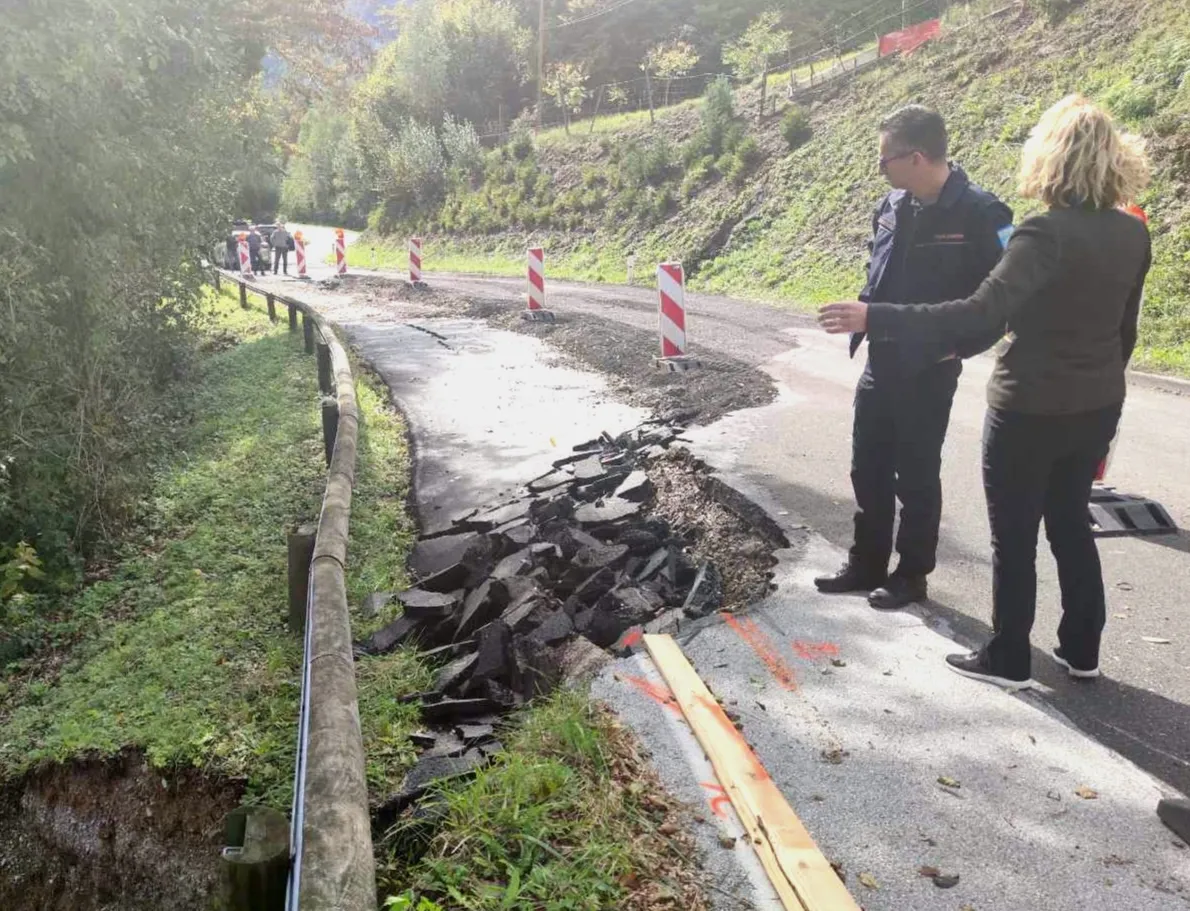 Photo showing: Razmere po močnem deževju si je v Osilnici ogledal tudi minister Šarec.