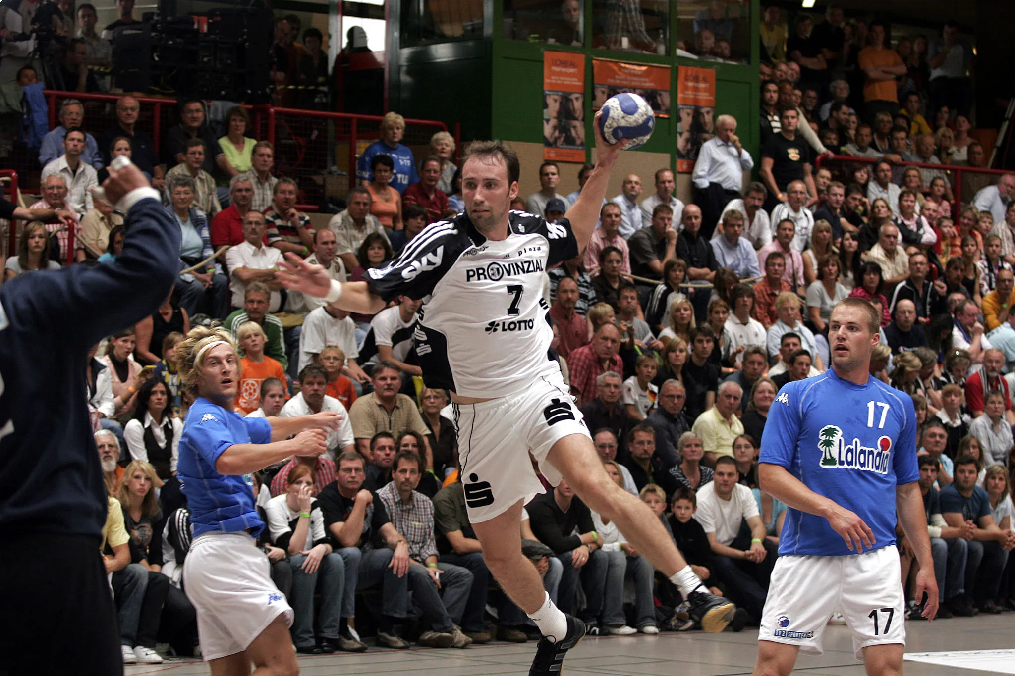 Photo showing: The Slowenian Handballplayer Vid Kavticnik (THW Kiel) during the Schlecker Cup 2007 in Ehingen (Germany)